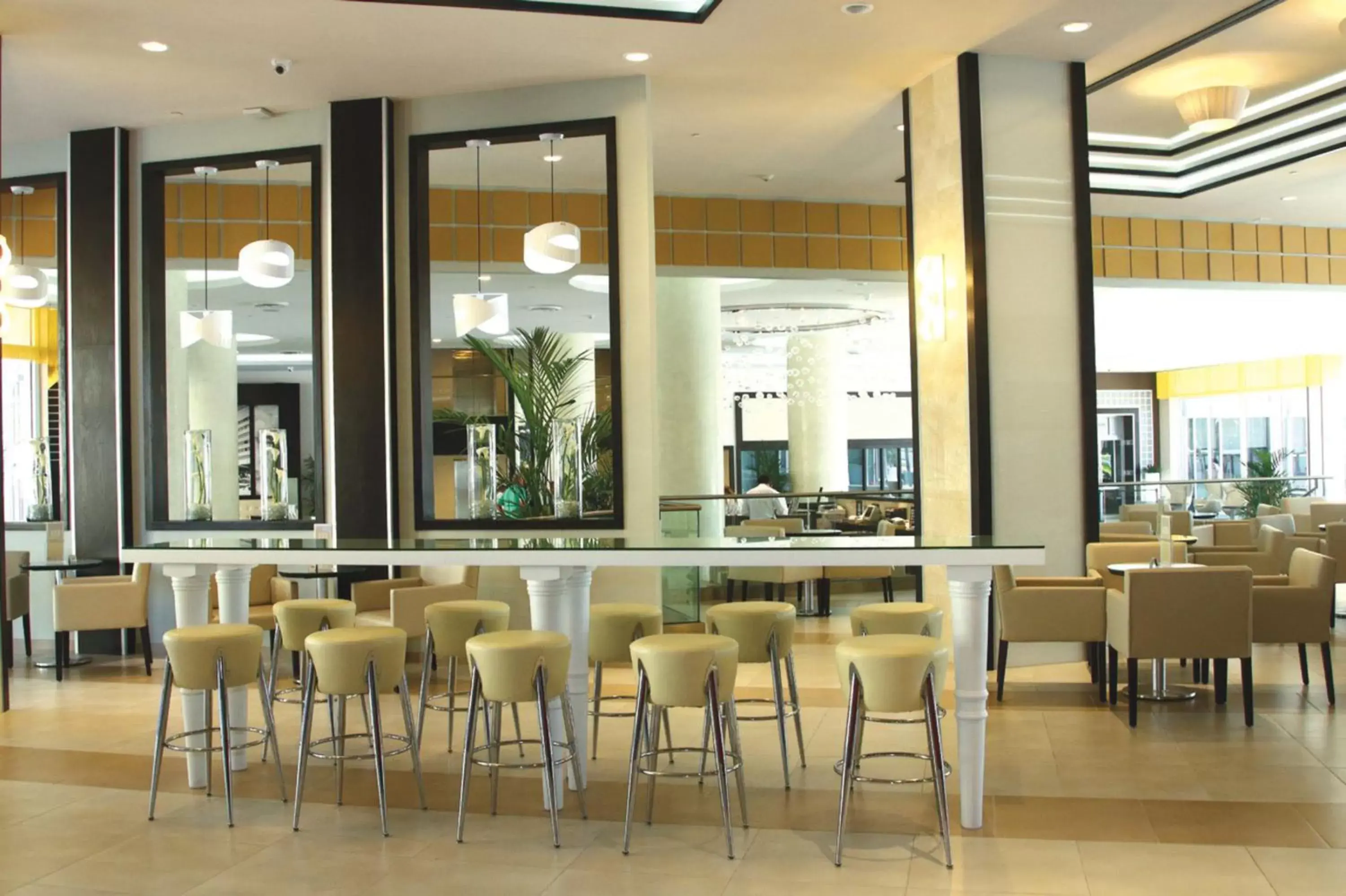 Lounge or bar, Restaurant/Places to Eat in Riu Plaza Miami Beach