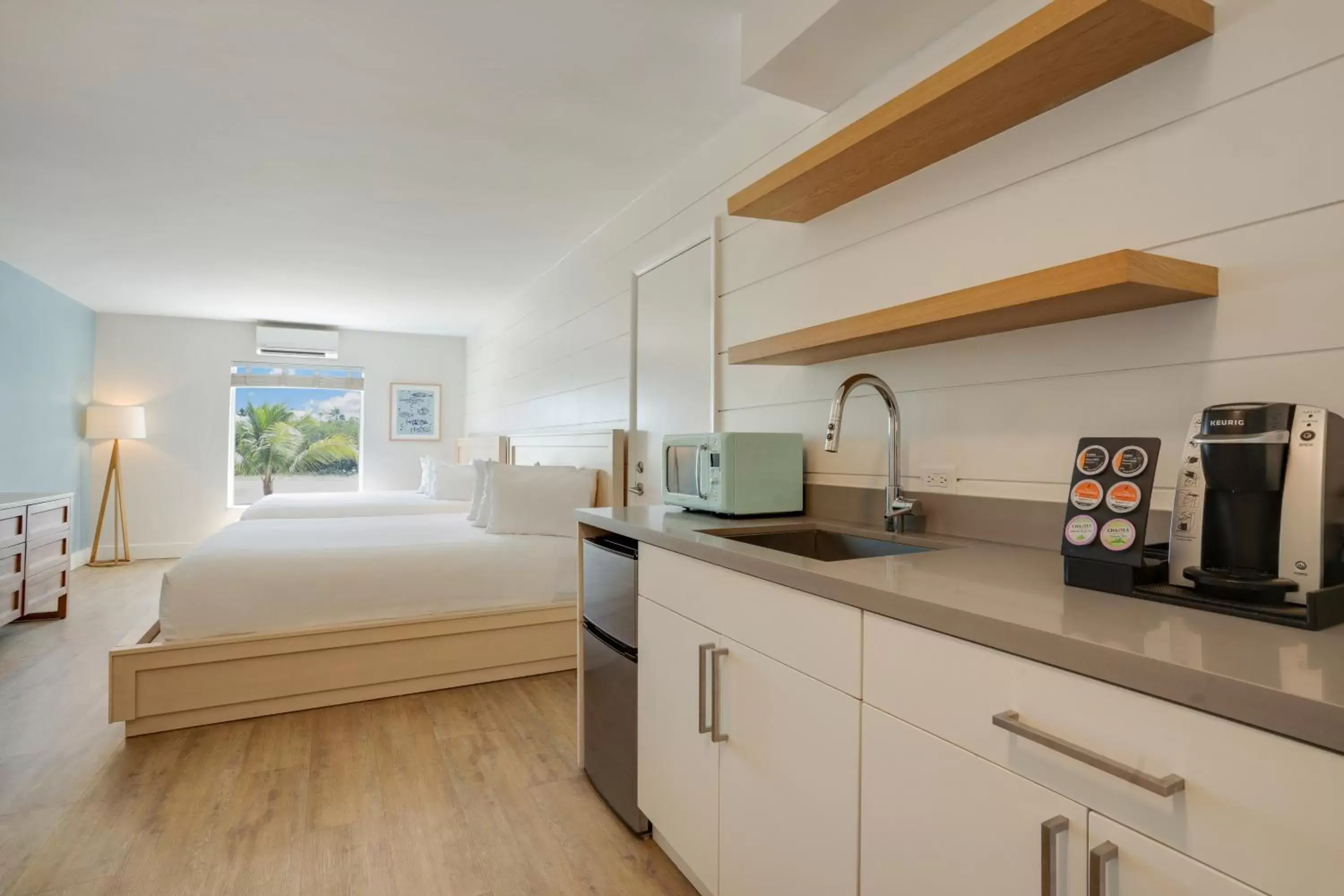 Coffee/tea facilities, Bed in Fisher Inn Resort & Marina Coffee/tea facilities, Bed in Fisher Inn Resort & Marina