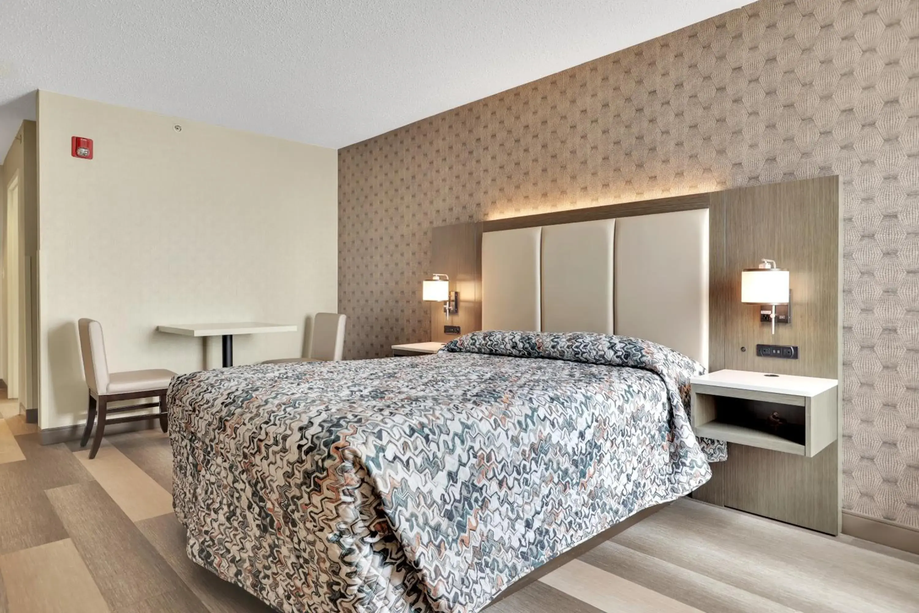 Standard Queen Room with One Queen Bed in Horizon Inn Standard Queen Room with One Queen Bed in Horizon Inn