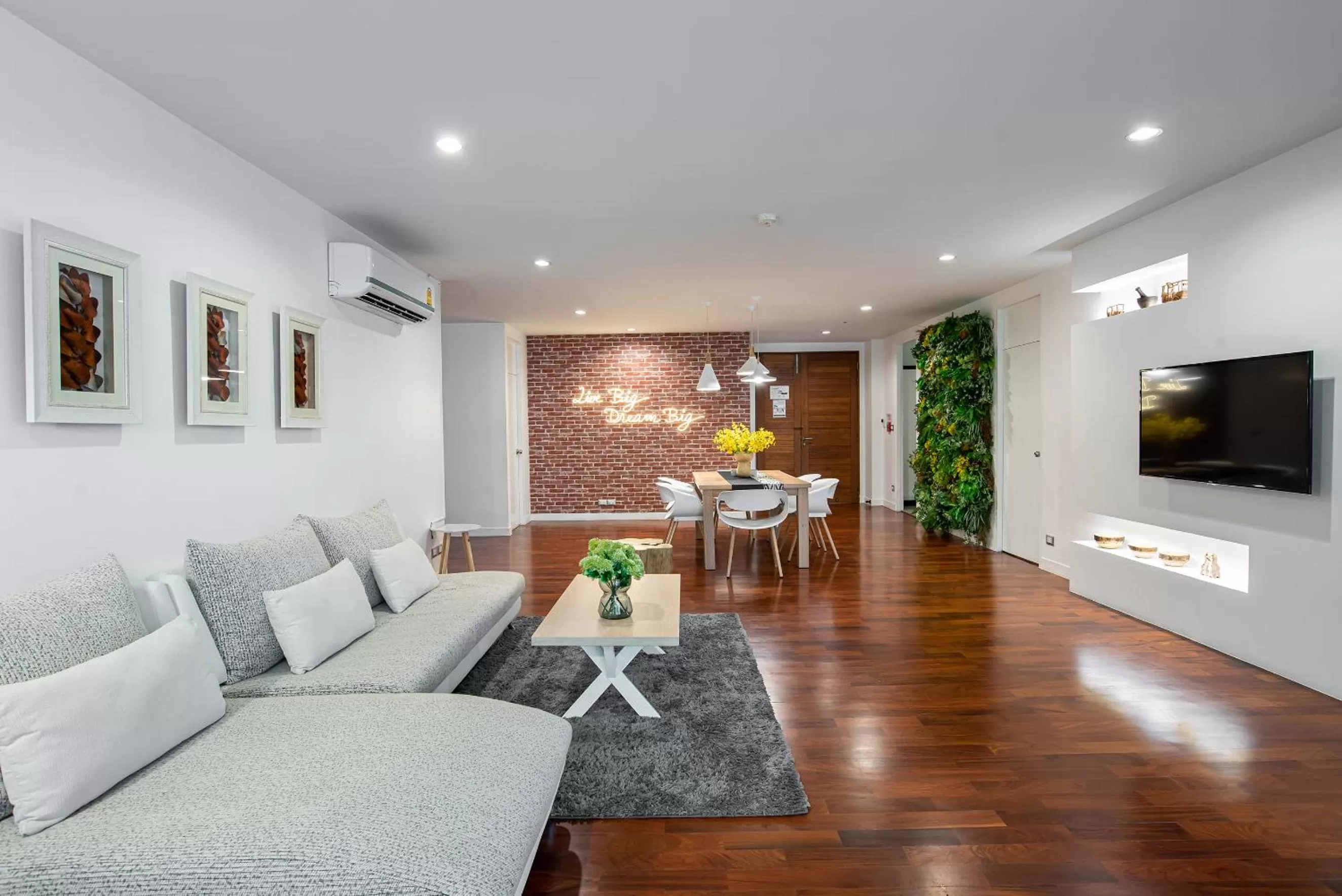 Living room in Benviar Tonson Residence