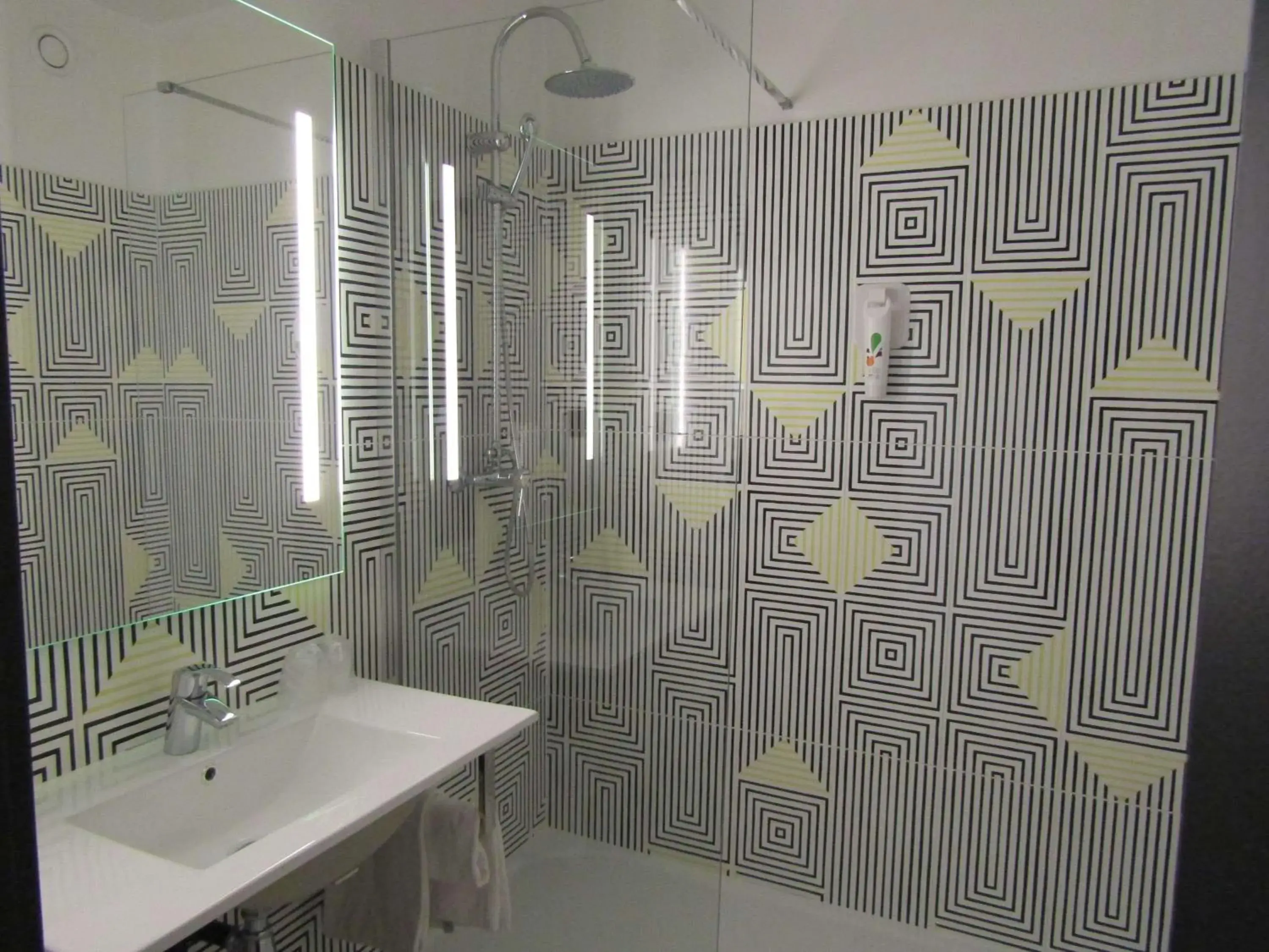 Photo of the whole room, Bathroom in ibis Styles Massy Opera
