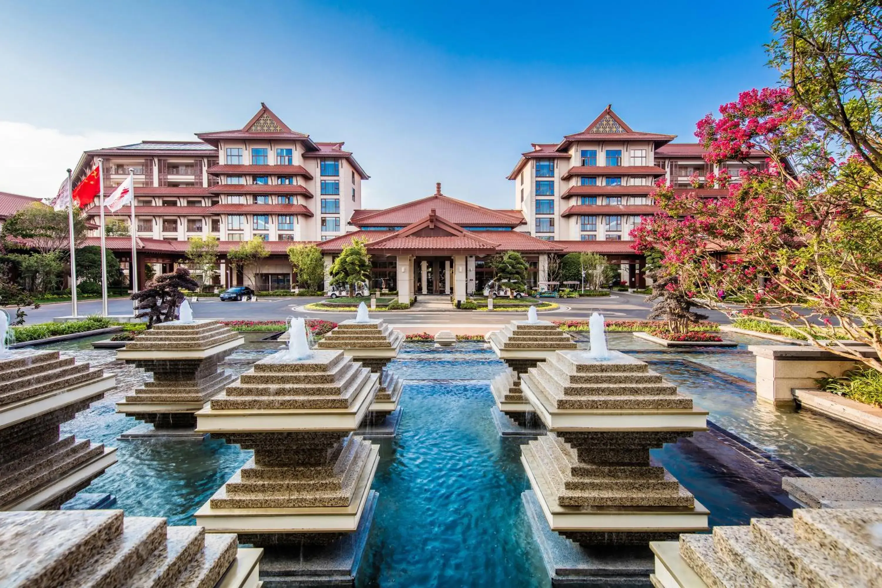 Property building, Swimming Pool in Crowne Plaza - Kunming Ancient Dian Town, an IHG Hotel