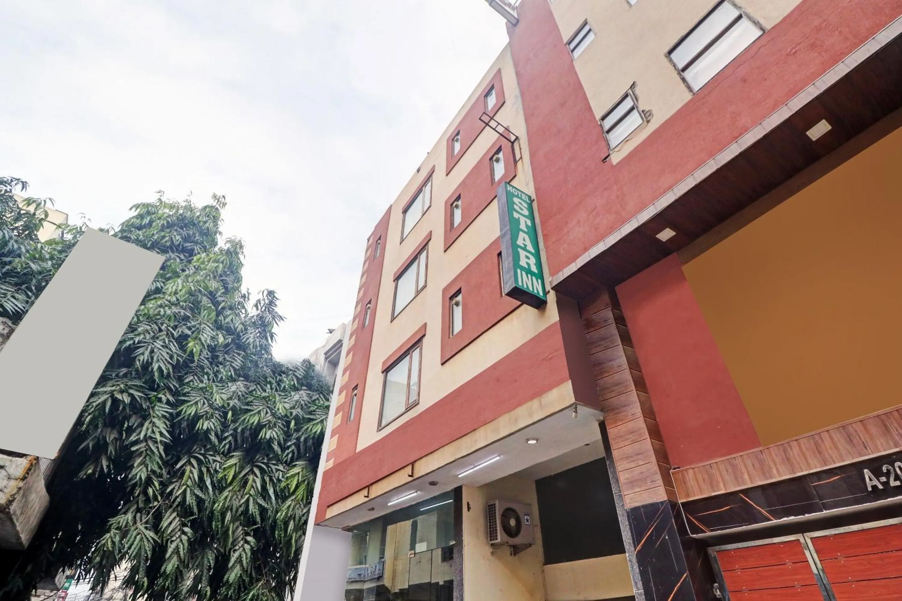 Facade/entrance, Property Building in OYO 12675 Hotel Star Inn
