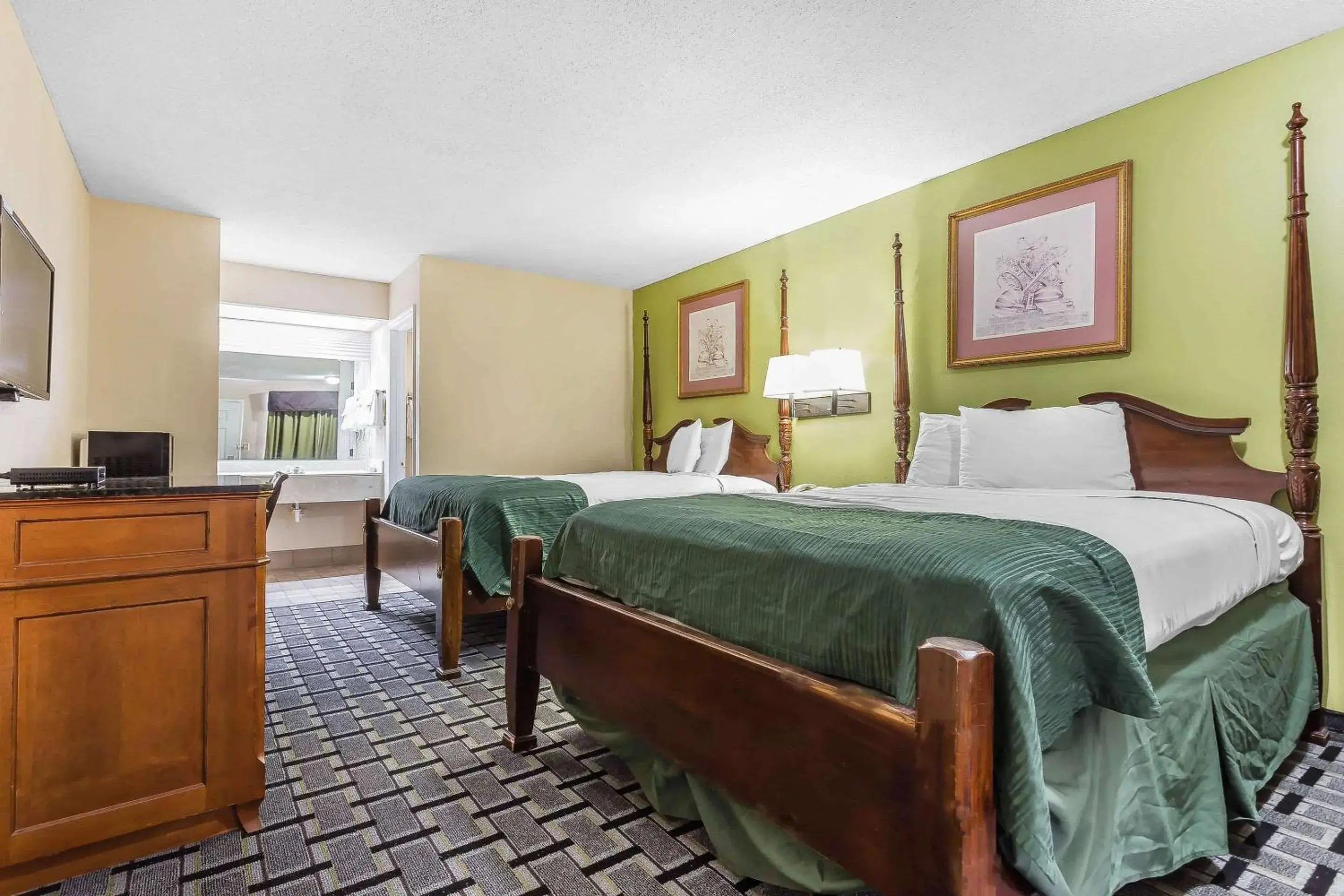 Photo of the whole room, Bed in Rodeway Inn