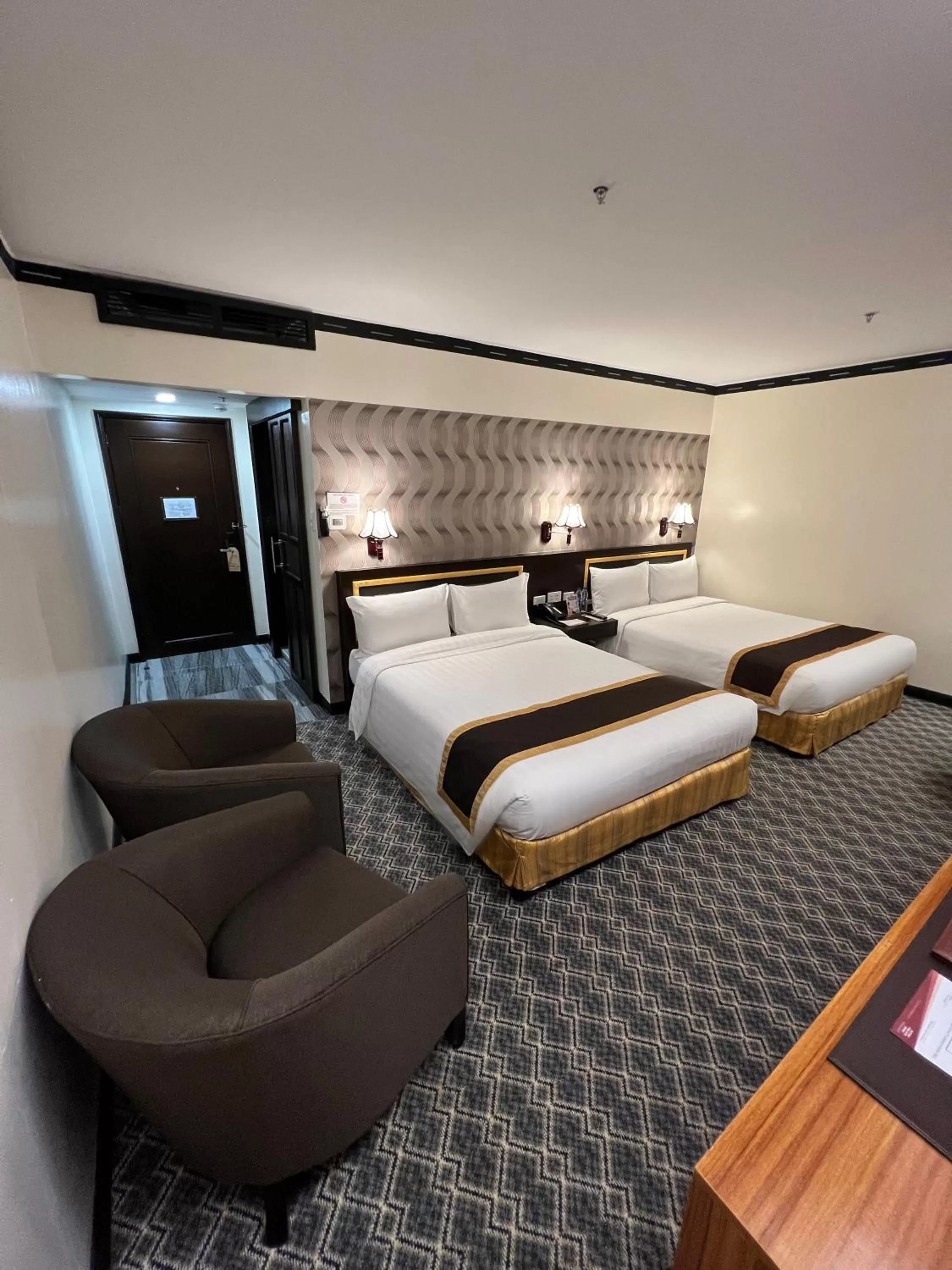 Bed in Bayview Park Hotel Manila