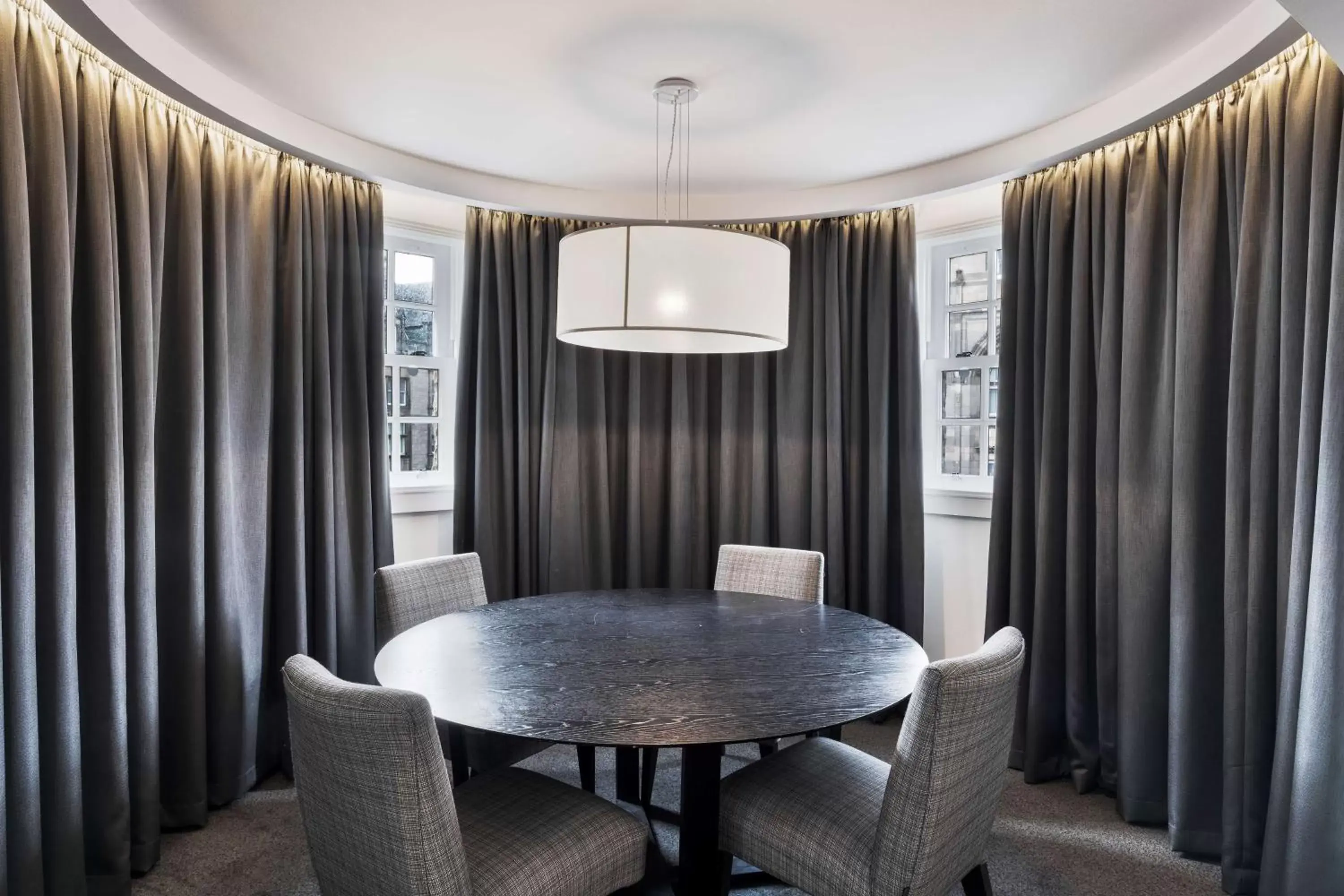 Photo of the whole room, Dining Area in Radisson Blu Hotel, Edinburgh City Centre