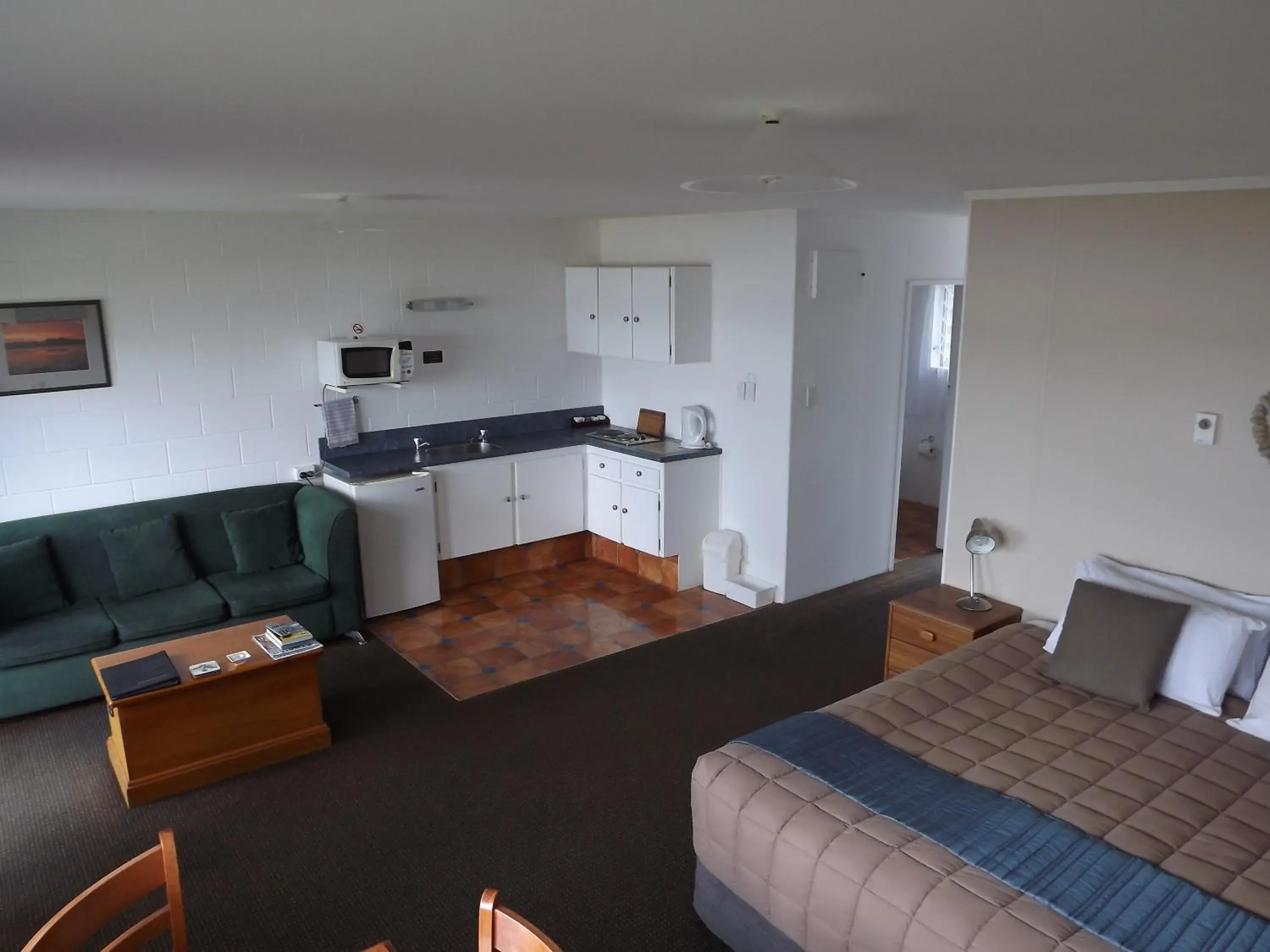 Photo of the whole room, Kitchen/Kitchenette in Harbour View Motel