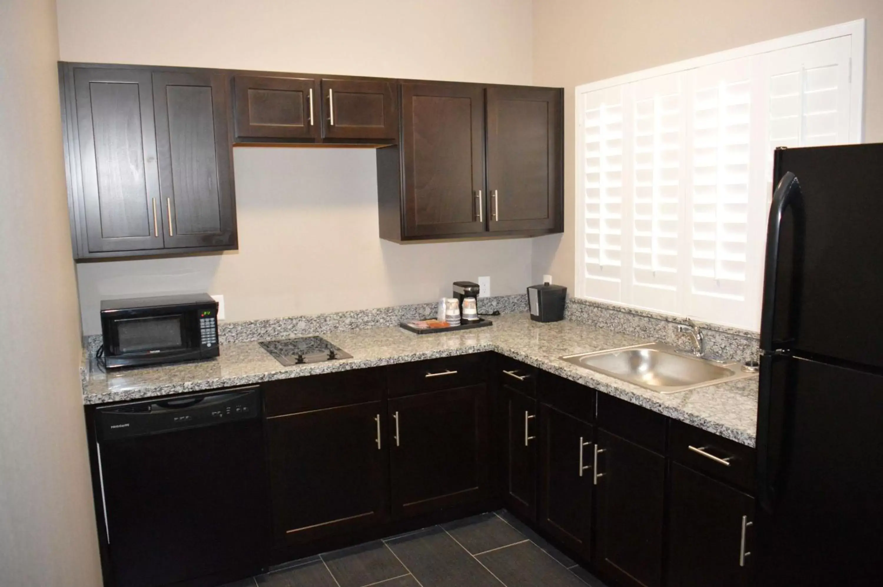 Photo of the whole room, Kitchen/Kitchenette in Best Western Plus Dilley Inn & Suites