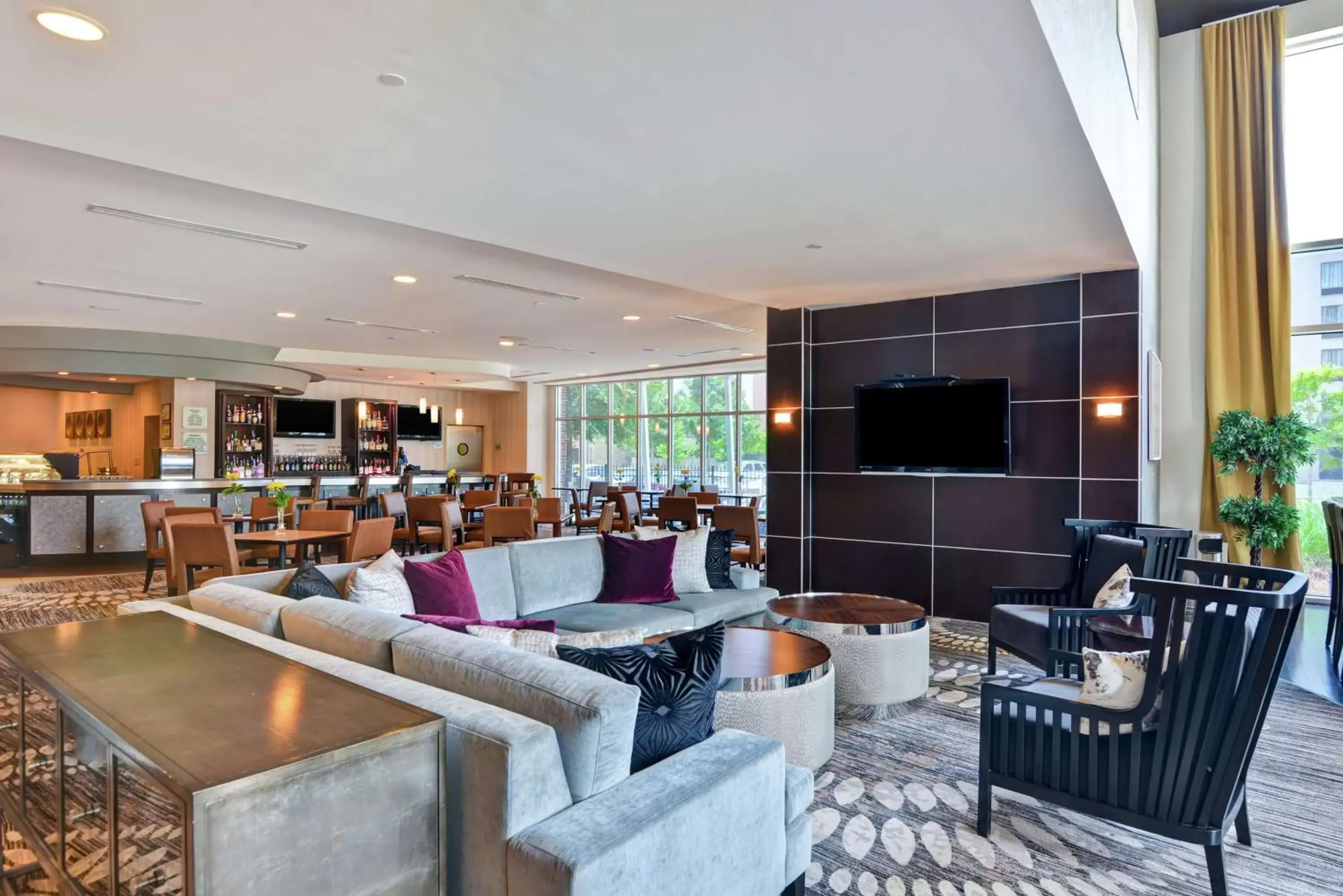 Lobby or reception, Lounge/Bar in DoubleTree by Hilton Baton Rouge