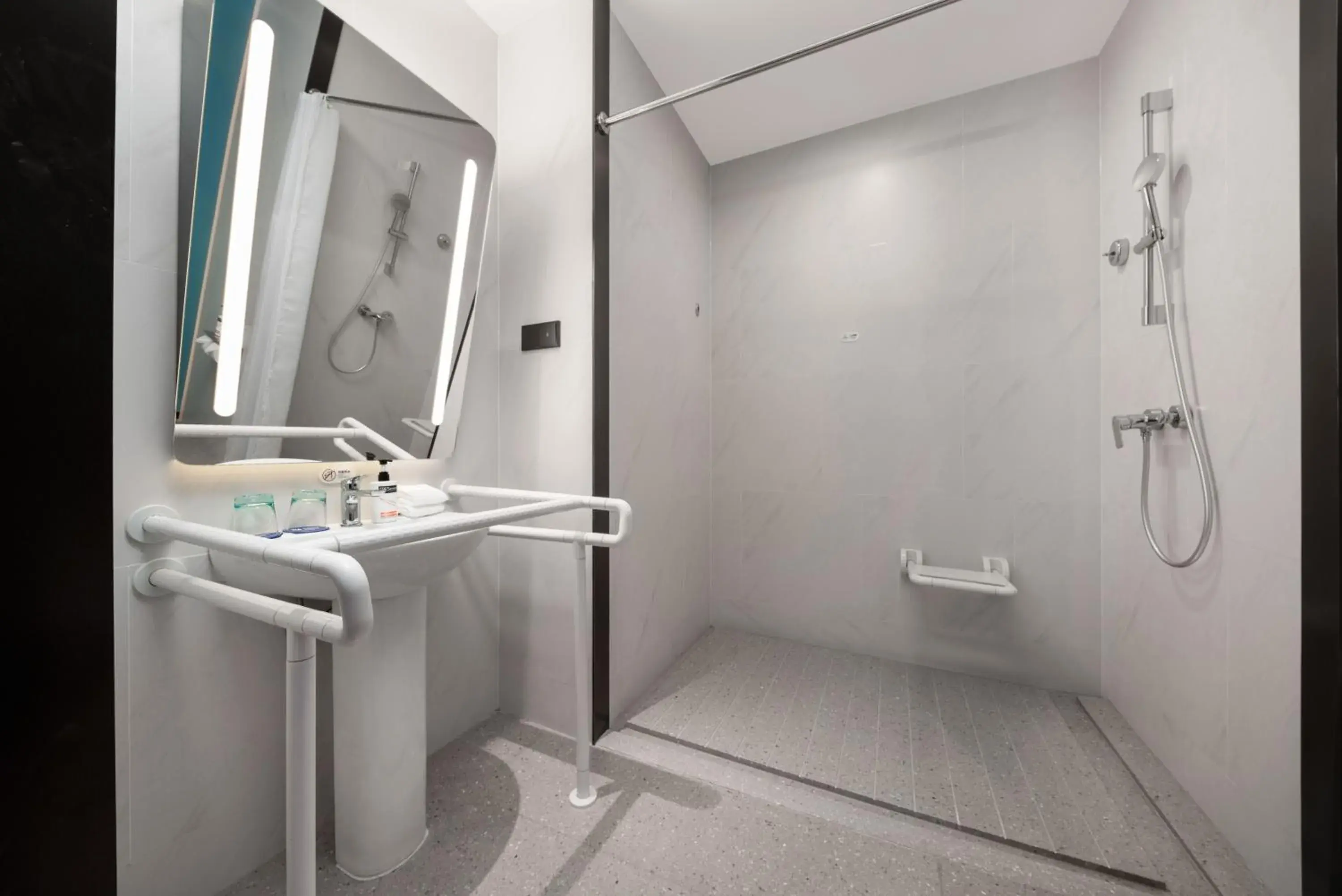 Toilet, Bathroom in Holiday Inn Express Shantou Chenghai