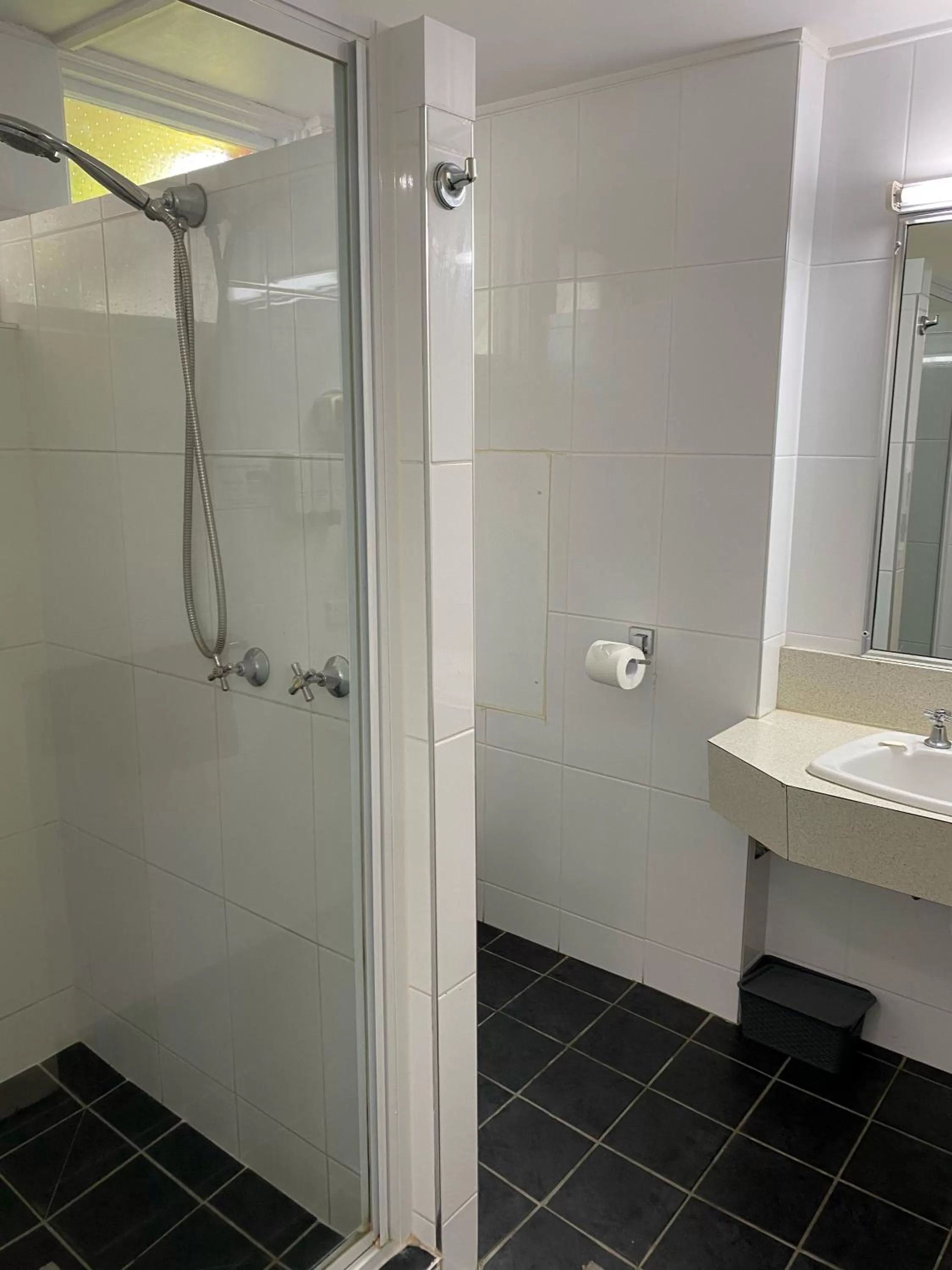 Bathroom in Mid City Motor Inn