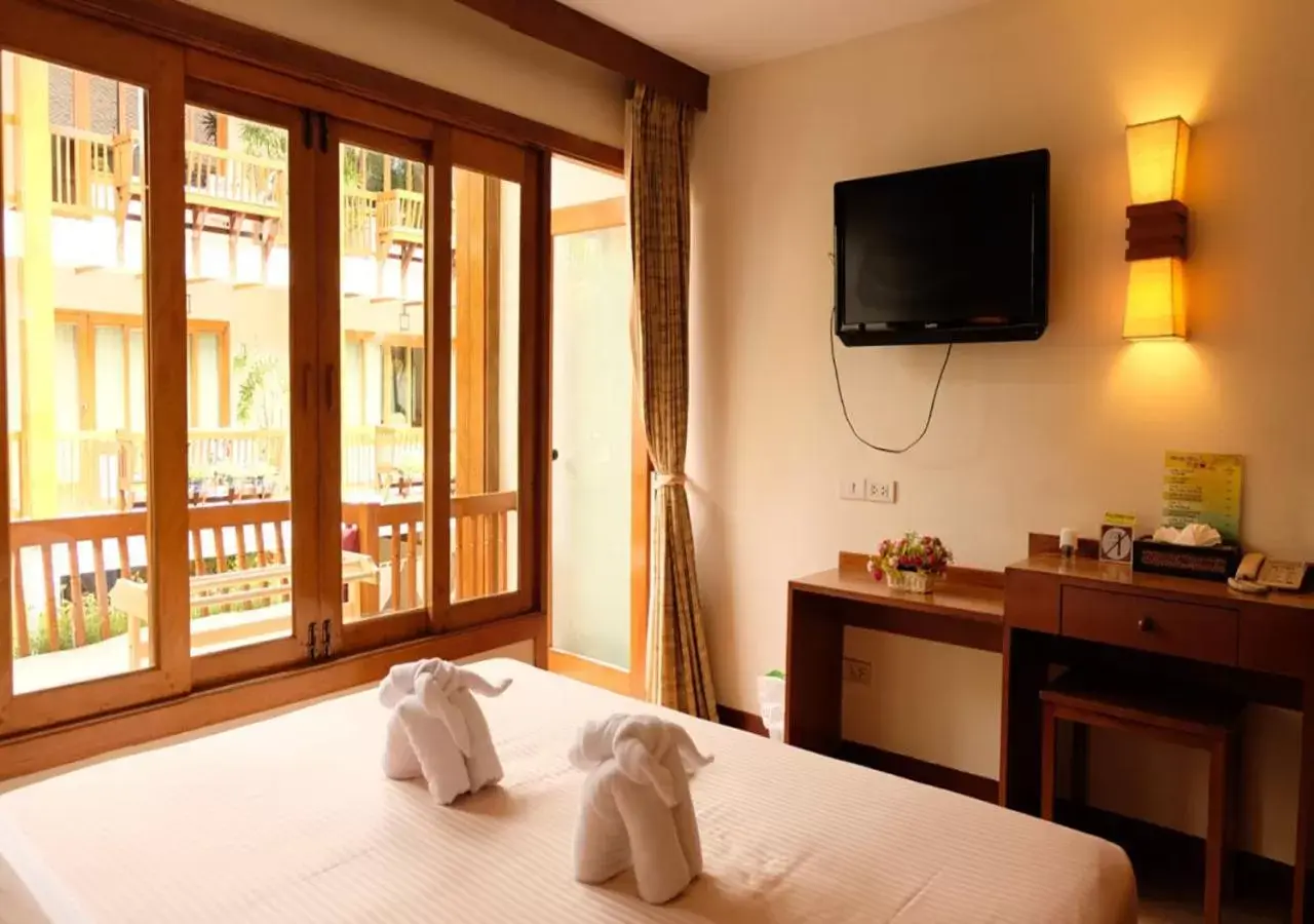 Bed, TV/Entertainment Center in Vieng Mantra Hotel