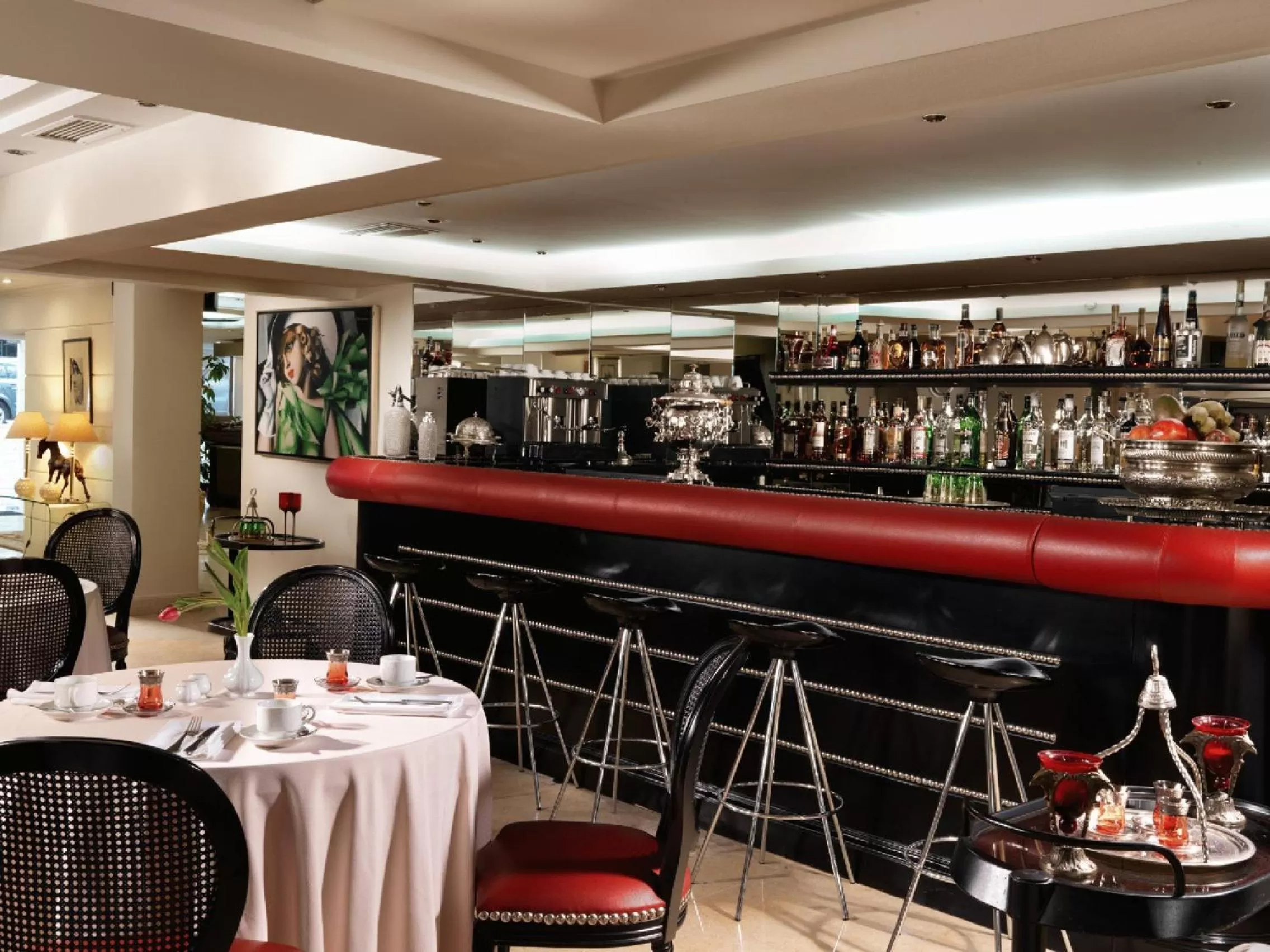 Lounge or bar in Best Western Plus Embassy Hotel
