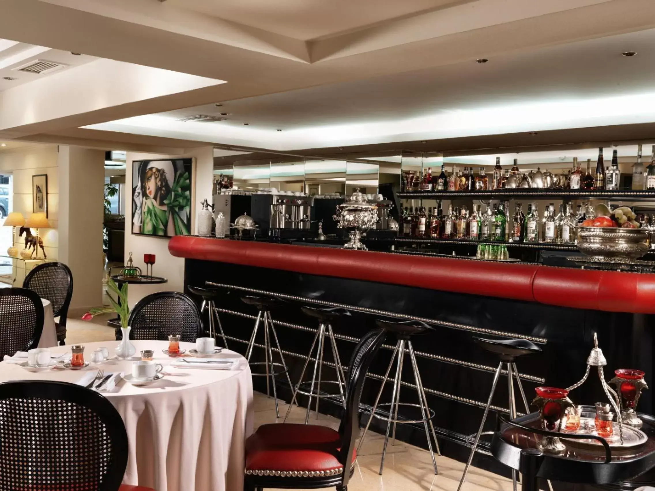 Lounge or bar, Restaurant/Places to Eat in Best Western Plus Embassy Hotel