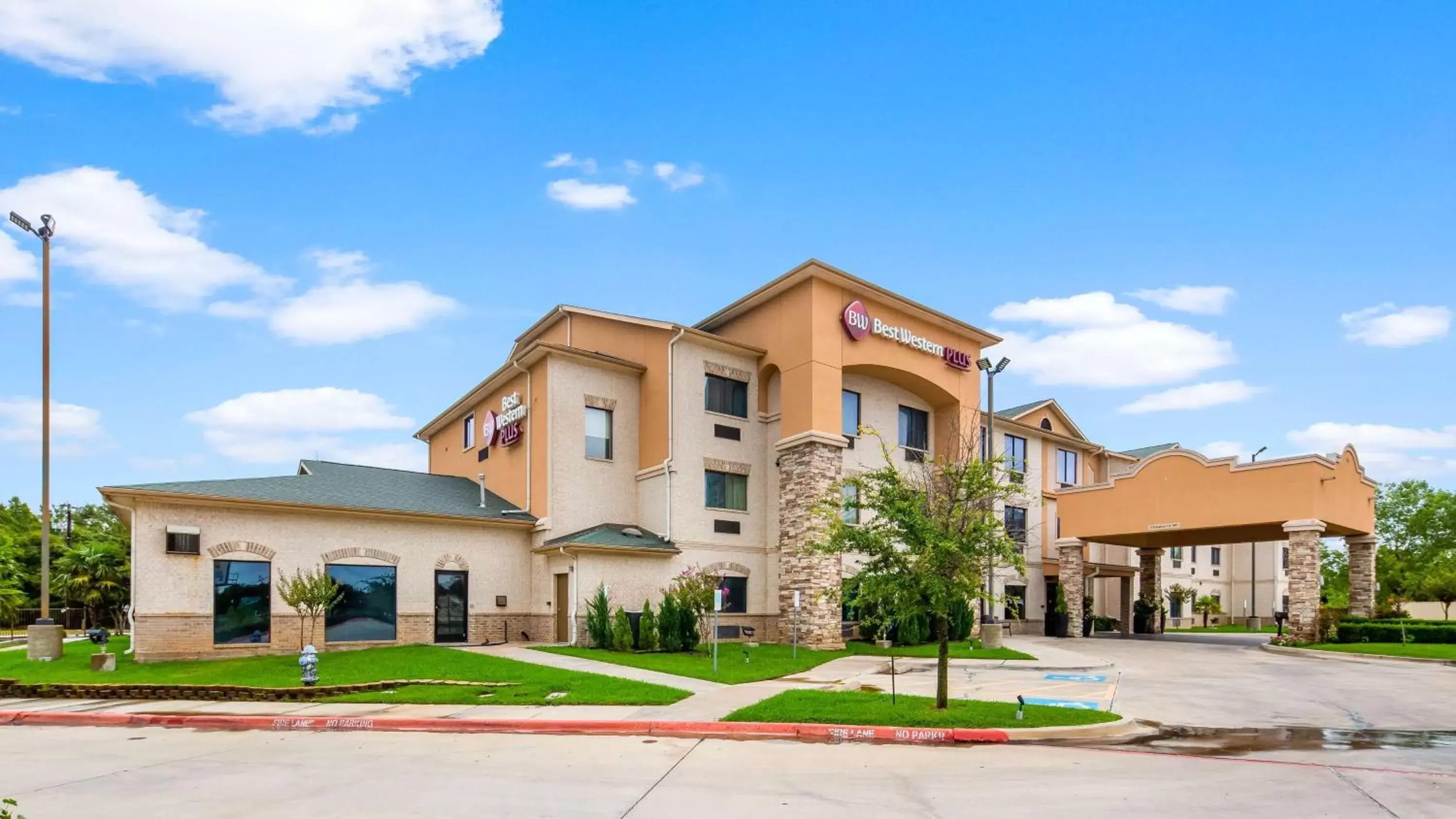 Property Building in Best Western Plus Burleson Inn & Suites