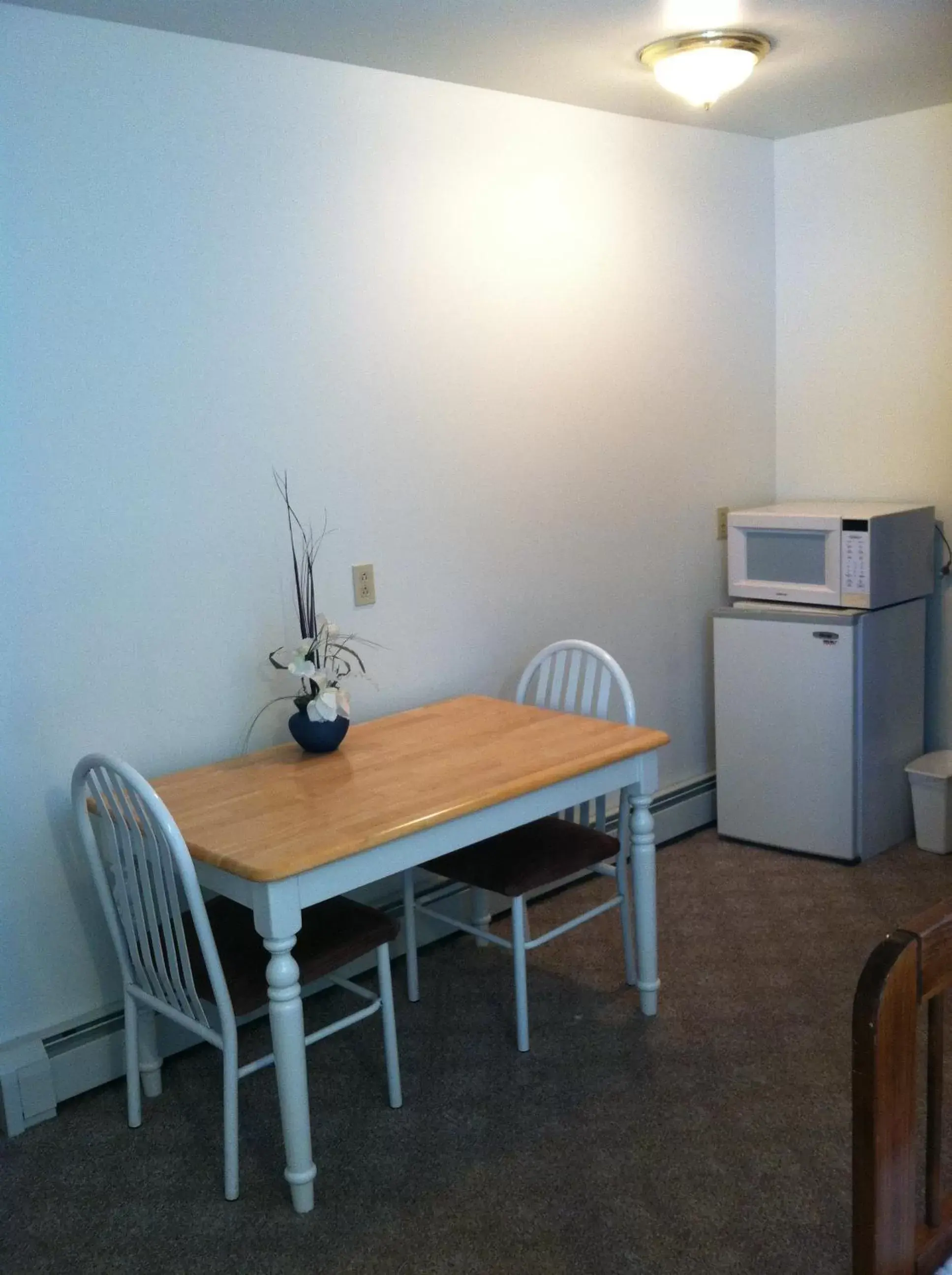 Dining Area in Village Inn Motel