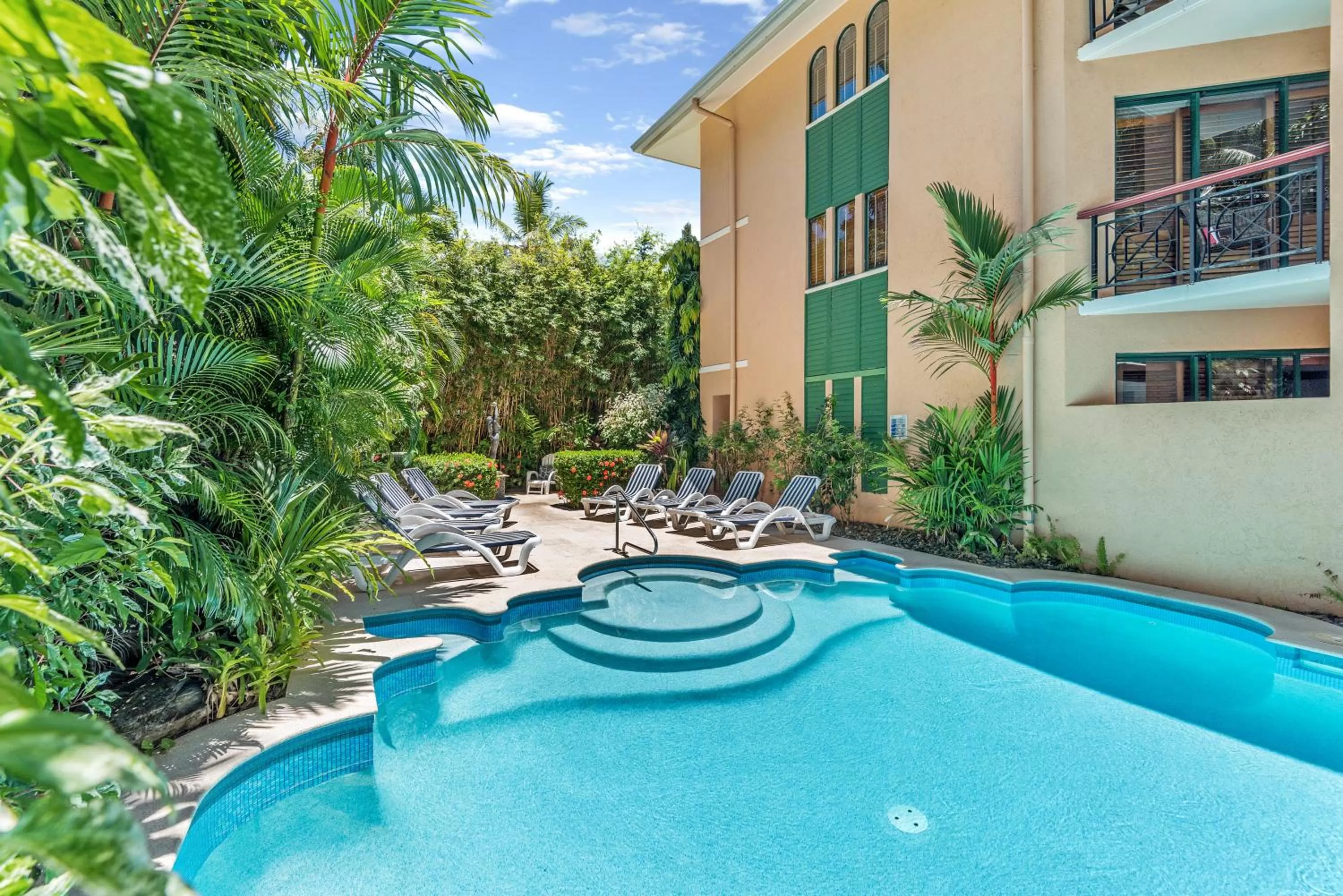 Property building in Martinique On Macrossan