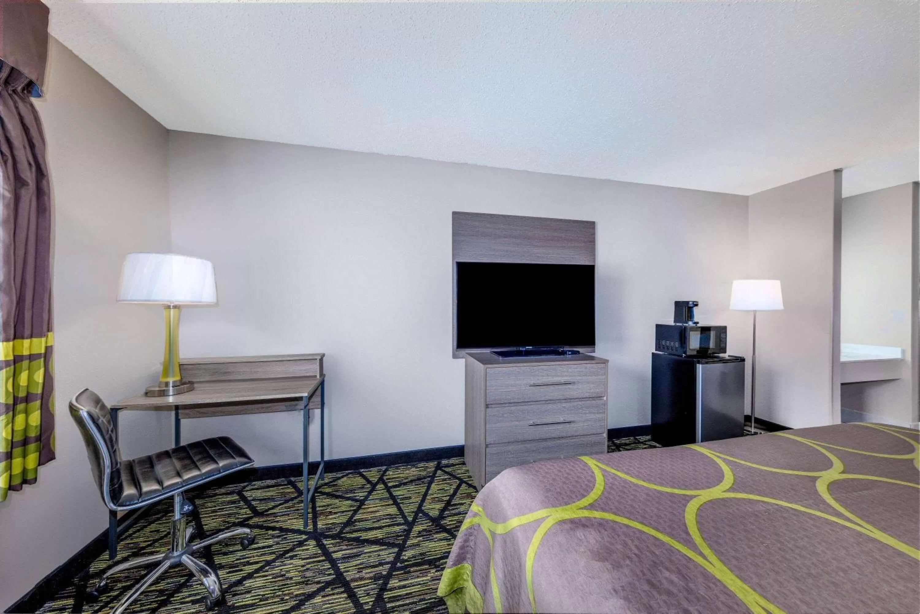 Photo of the whole room in Super 8 by Wyndham Pratt