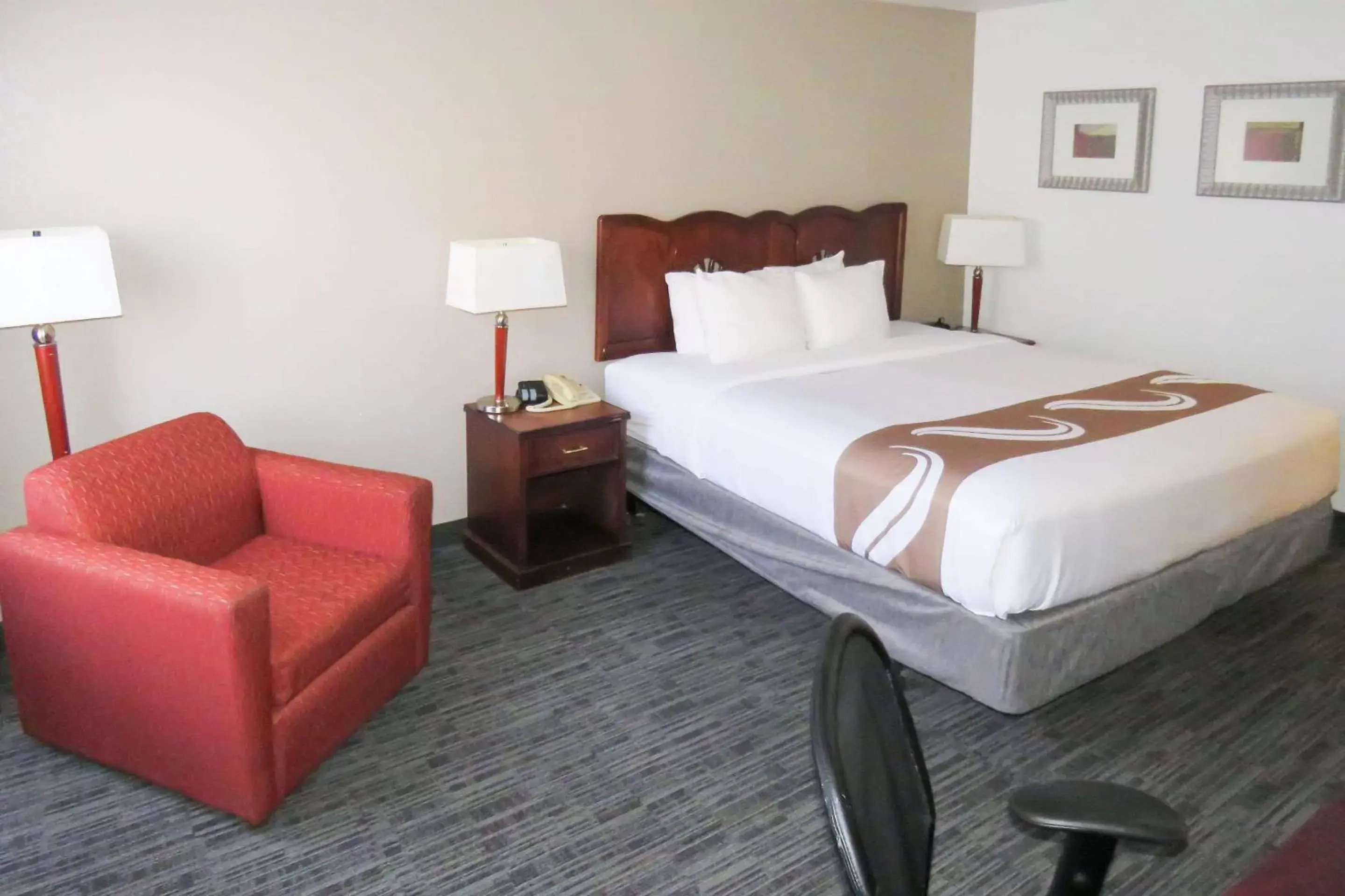 Photo of the whole room, Bed in Quality Inn & Suites Everett