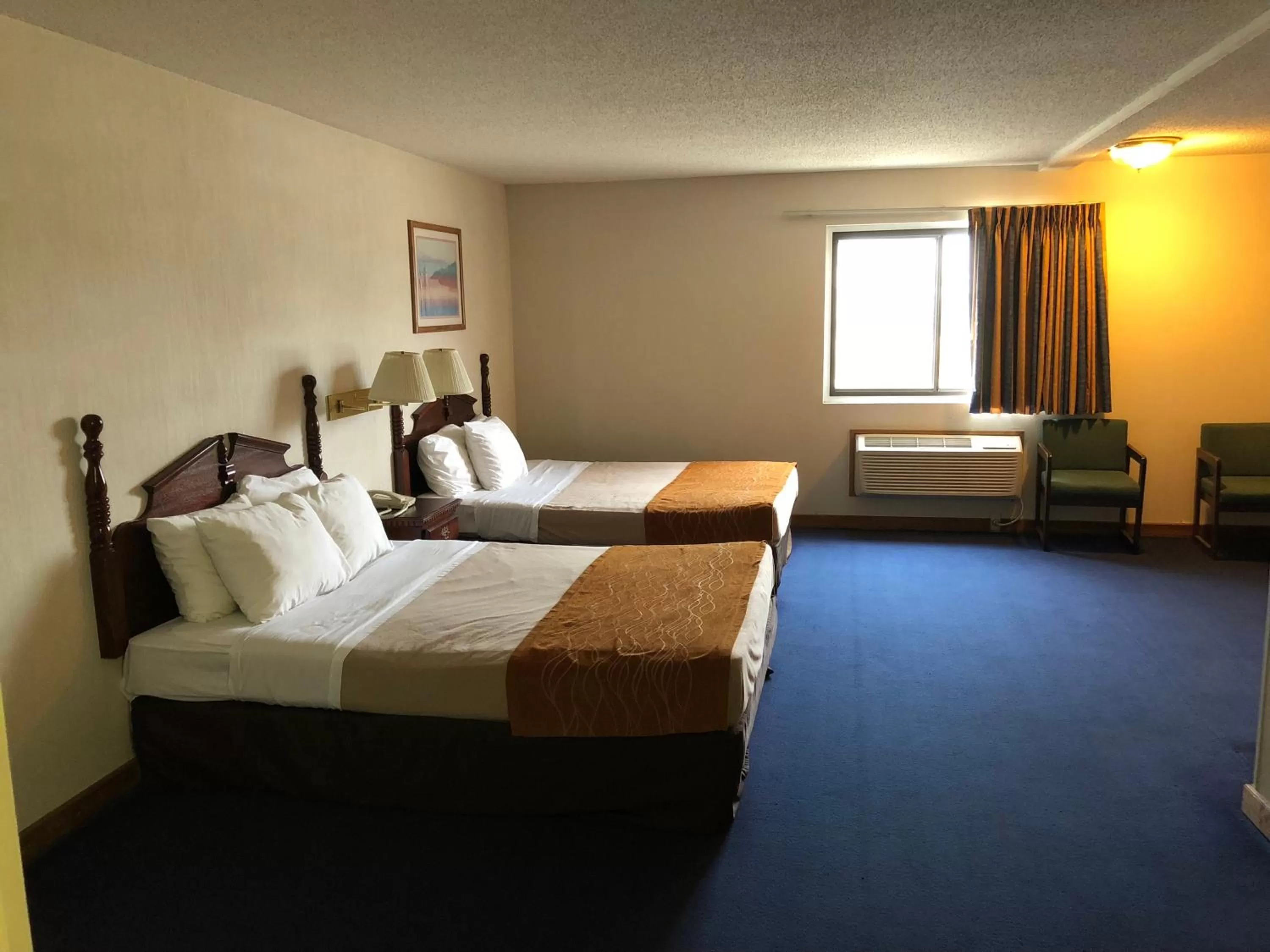 Seating area in Denison Inn & Suites