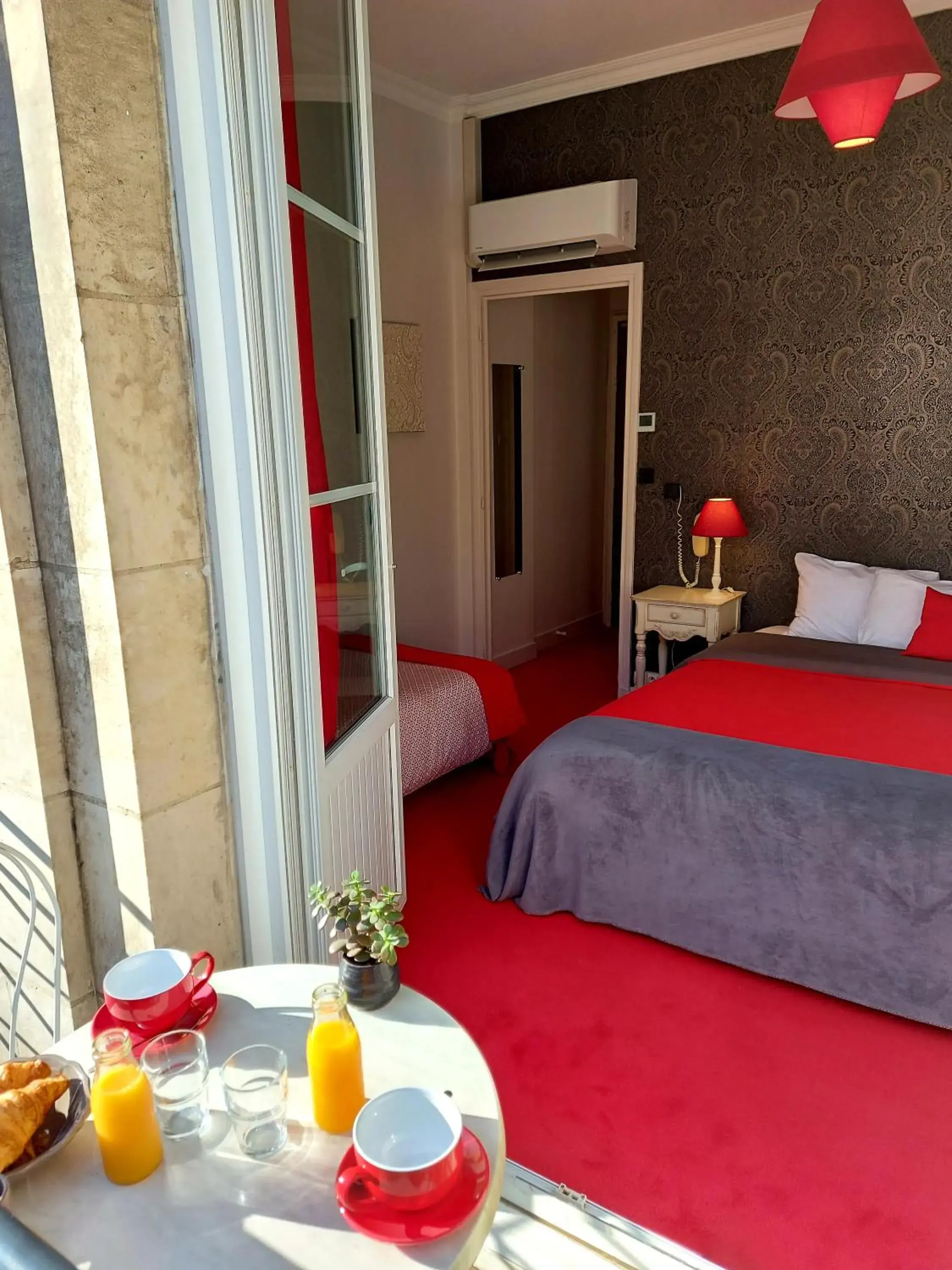 Balcony/Terrace, Bed in Hotel Mondial