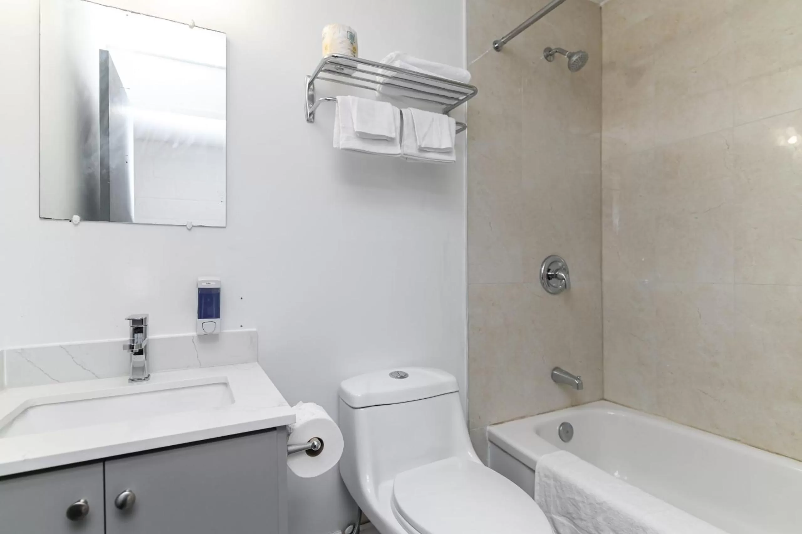 Shower in Lakeside Inn