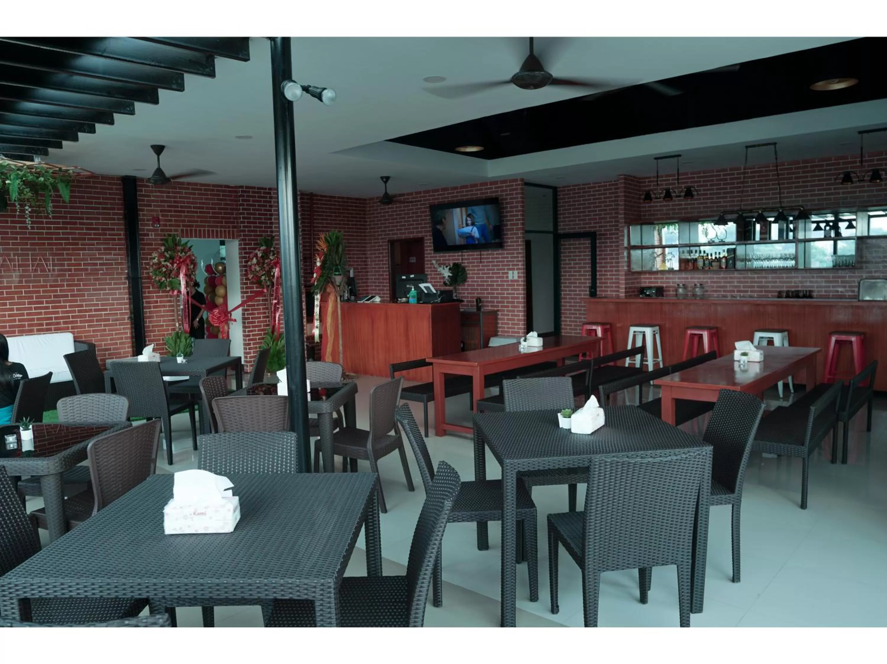 Restaurant/places to eat in M28 Hotel and Apartments