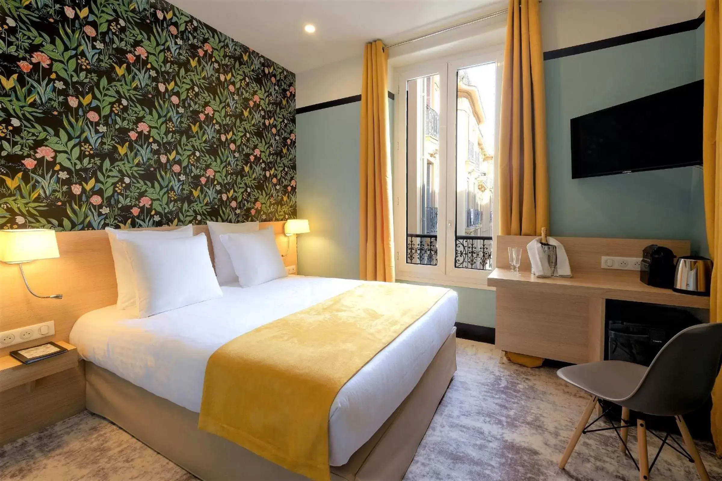 Photo of the whole room, Bed in Hôtel de France, un hôtel AMMI