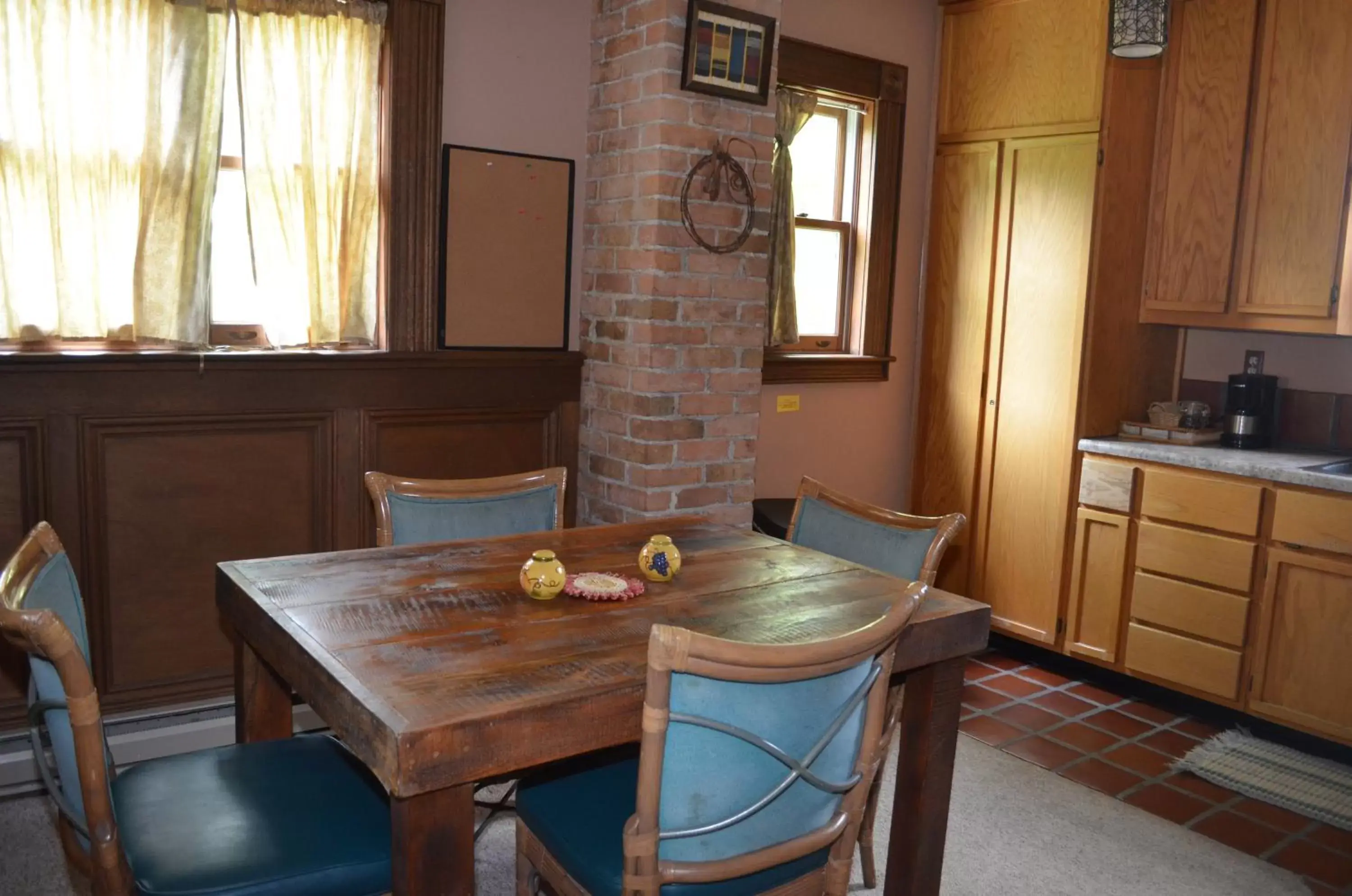 Kitchen or kitchenette, Dining Area in The Ouray Main Street Inn