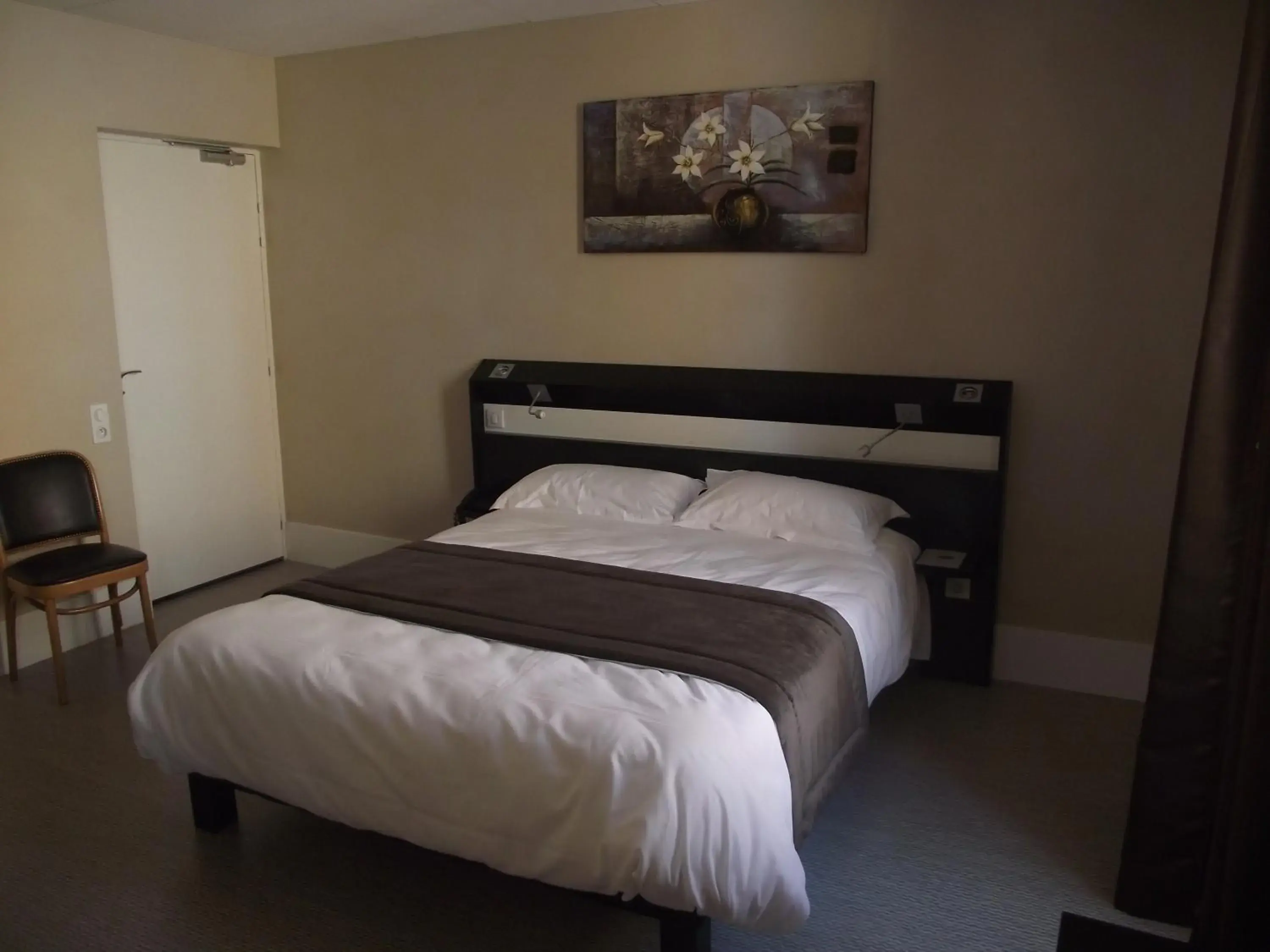 Bedroom, Bed in Logis Hotel des Bourbons