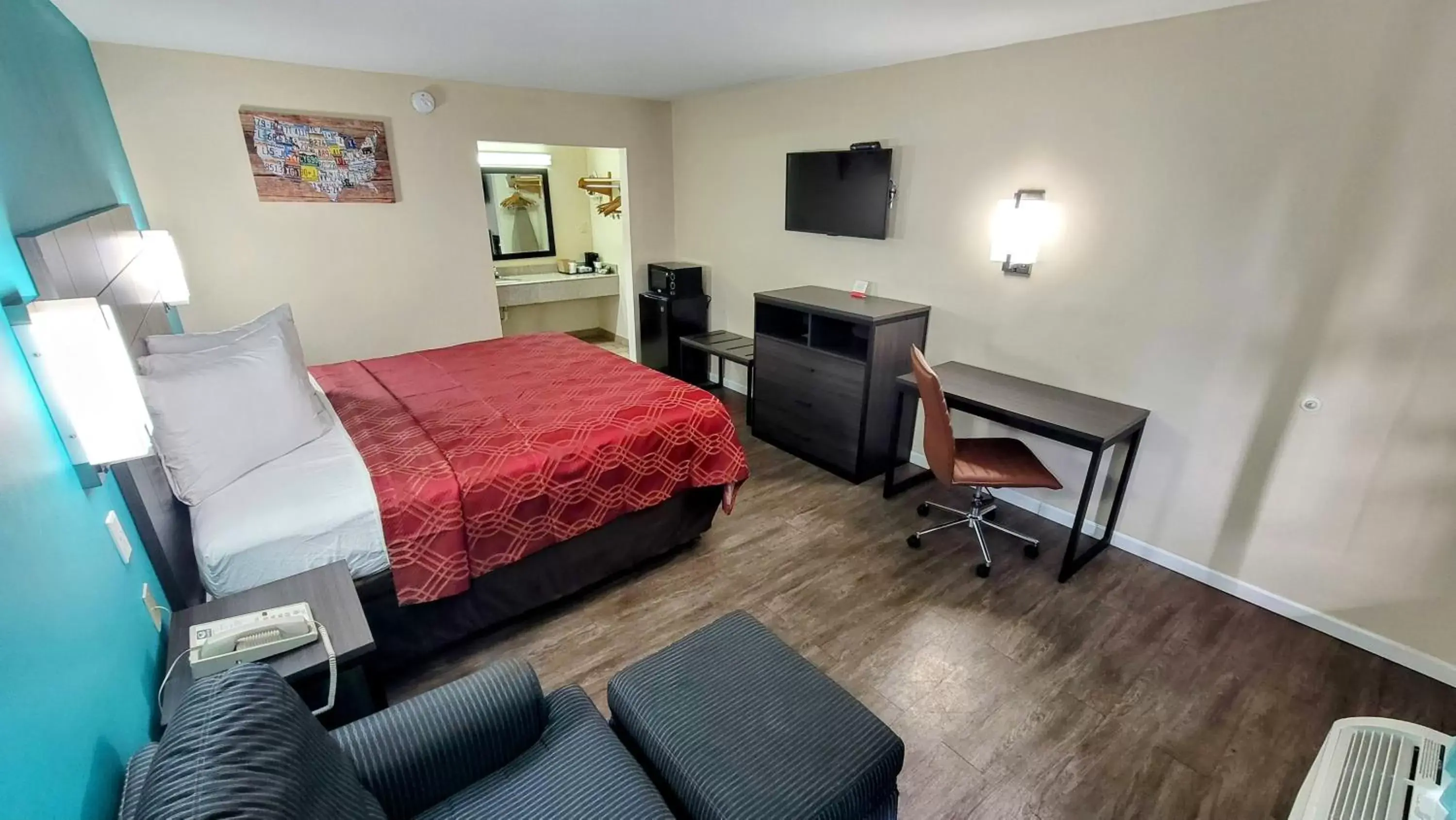 Photo of the whole room, TV/Entertainment Center in Econo Lodge Kosciusko