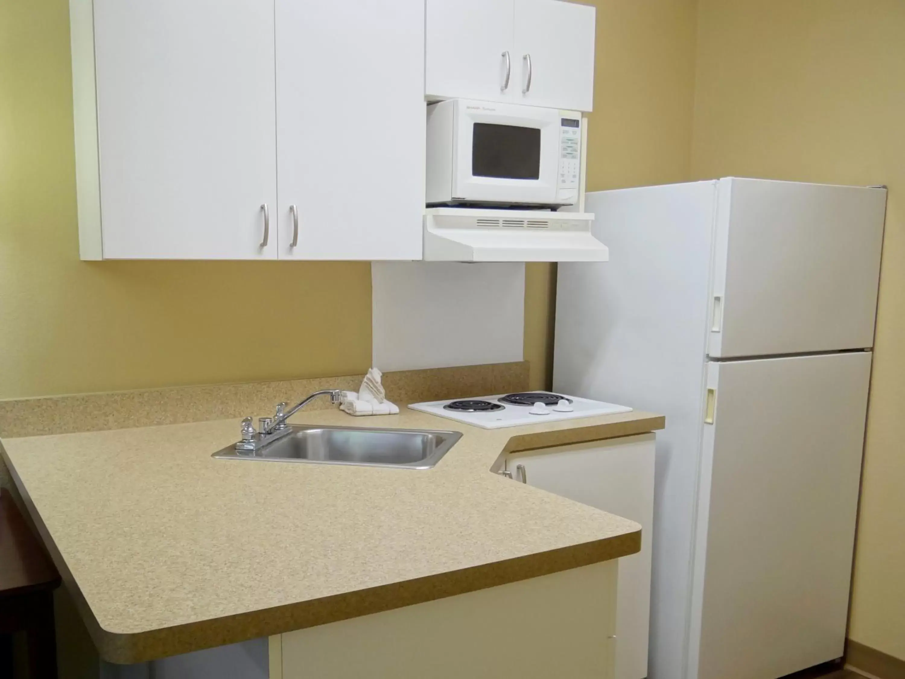 Kitchen or kitchenette, Kitchen/Kitchenette in Extended Stay America Suites - Sacramento - White Rock Rd