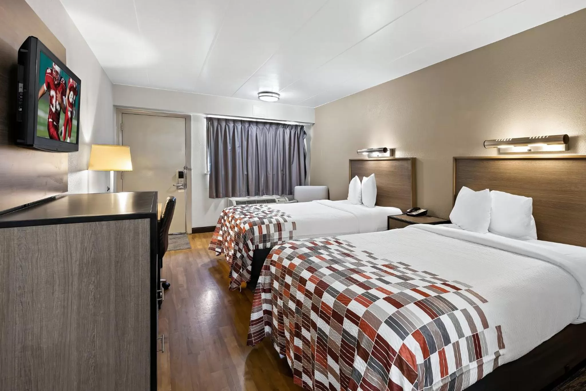 Photo of the whole room, Bed in Red Roof Inn Cleveland - Independence