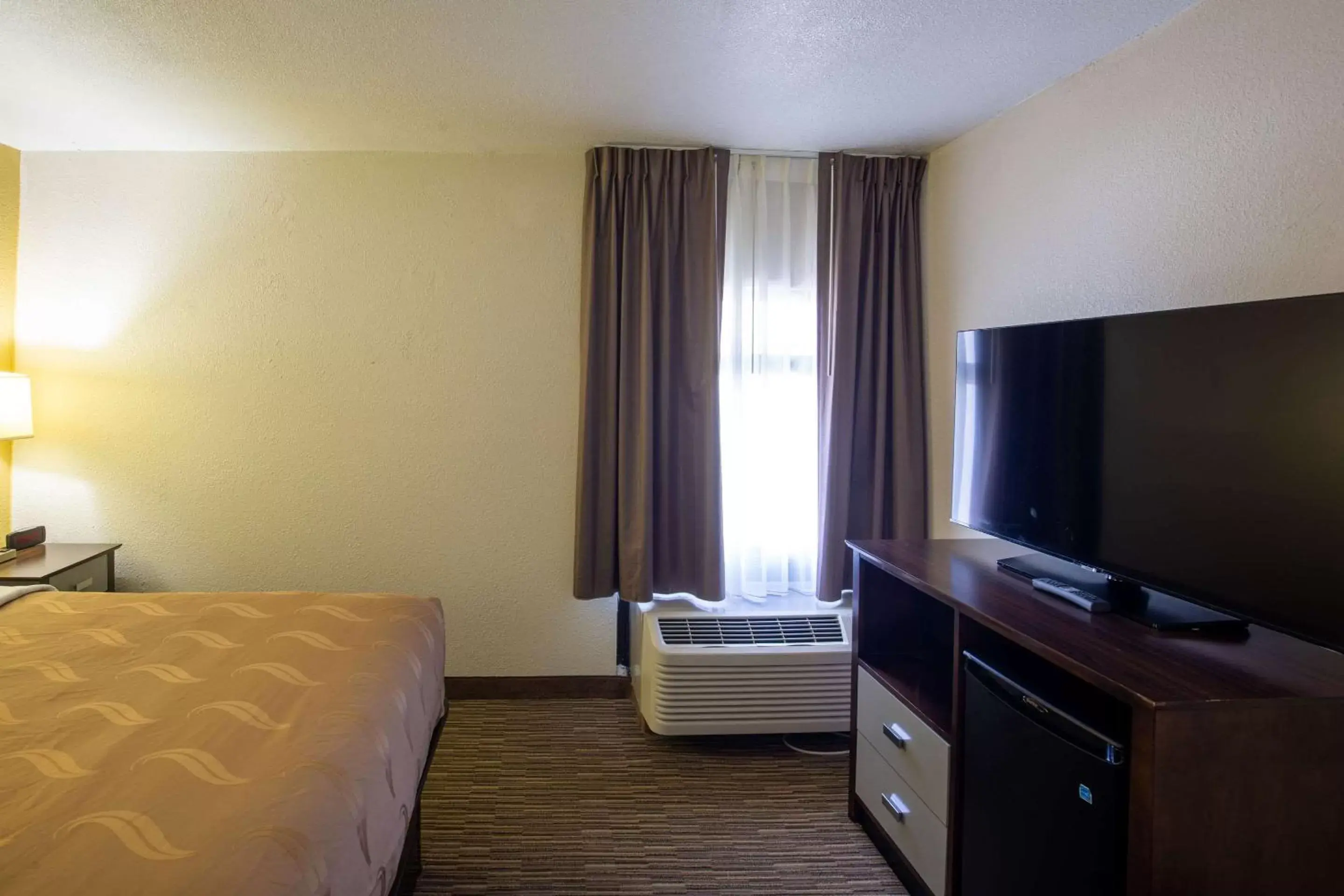 Bedroom, TV/Entertainment Center in Quality Inn & Suites