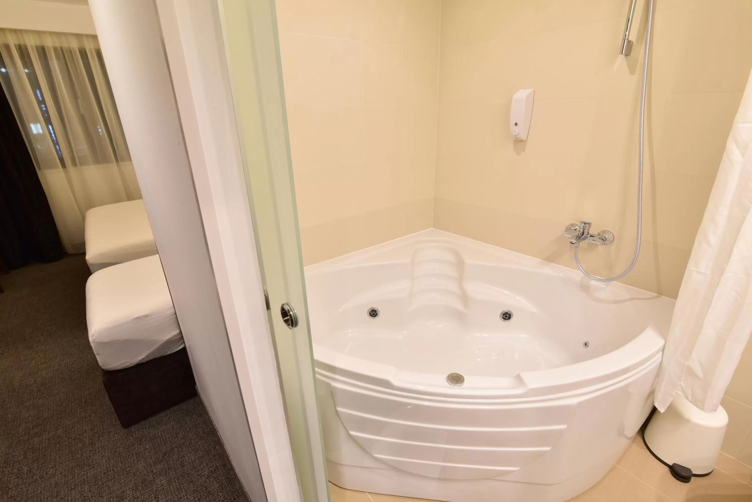 Hot Tub in Hotel Forum