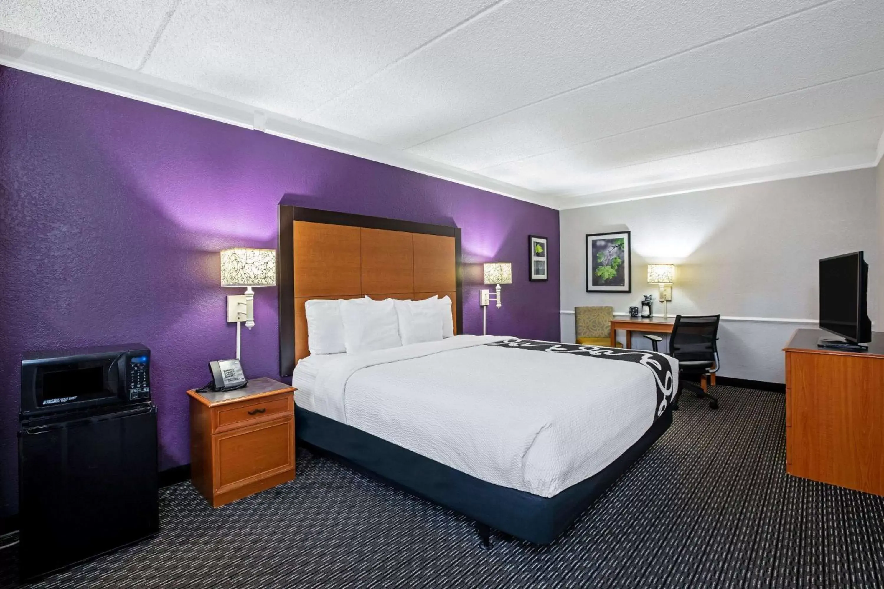 Photo of the whole room, Bed in La Quinta Inn by Wyndham Sacramento North