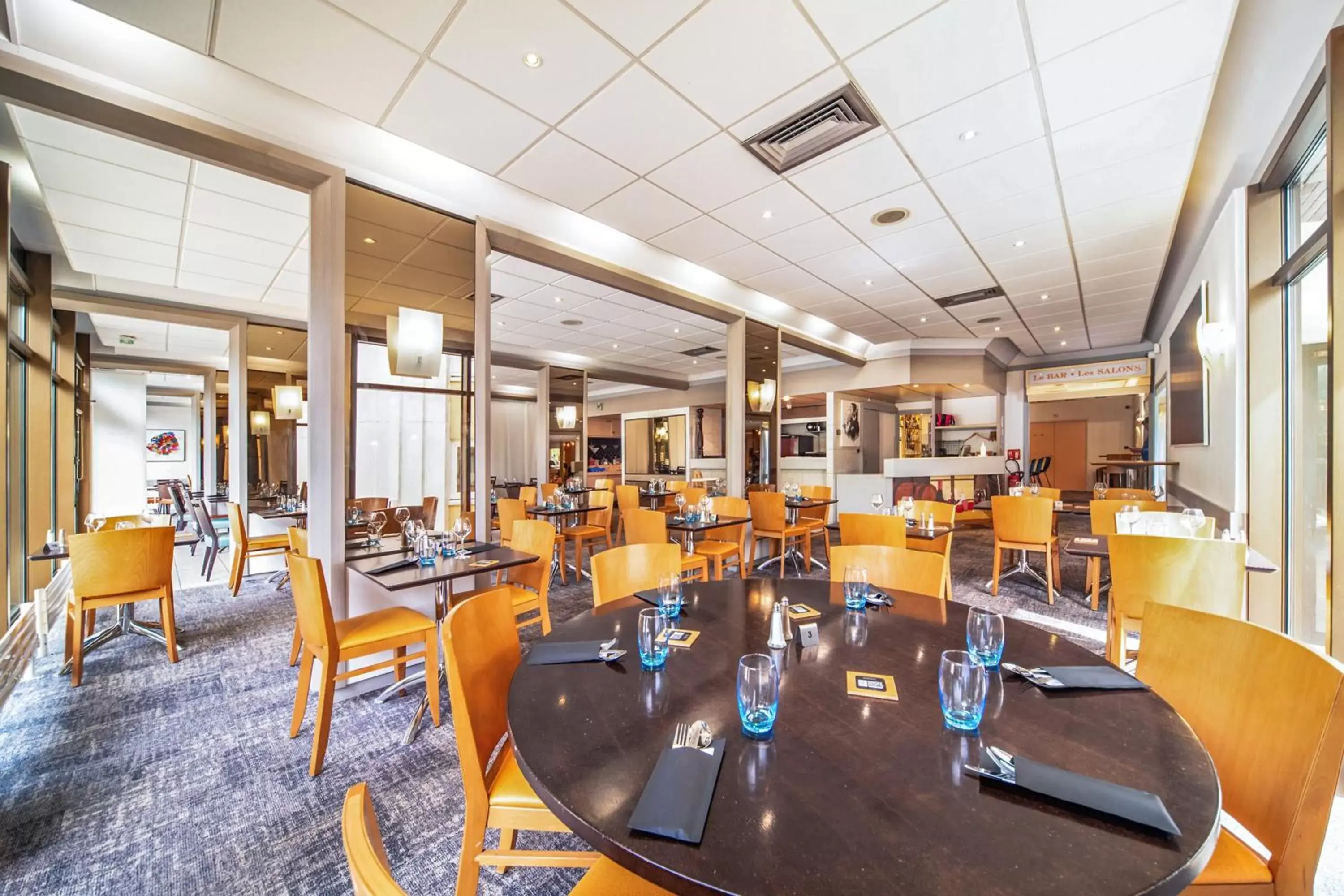 Restaurant/Places to Eat in Novotel Macon Nord Autoroute du Soleil