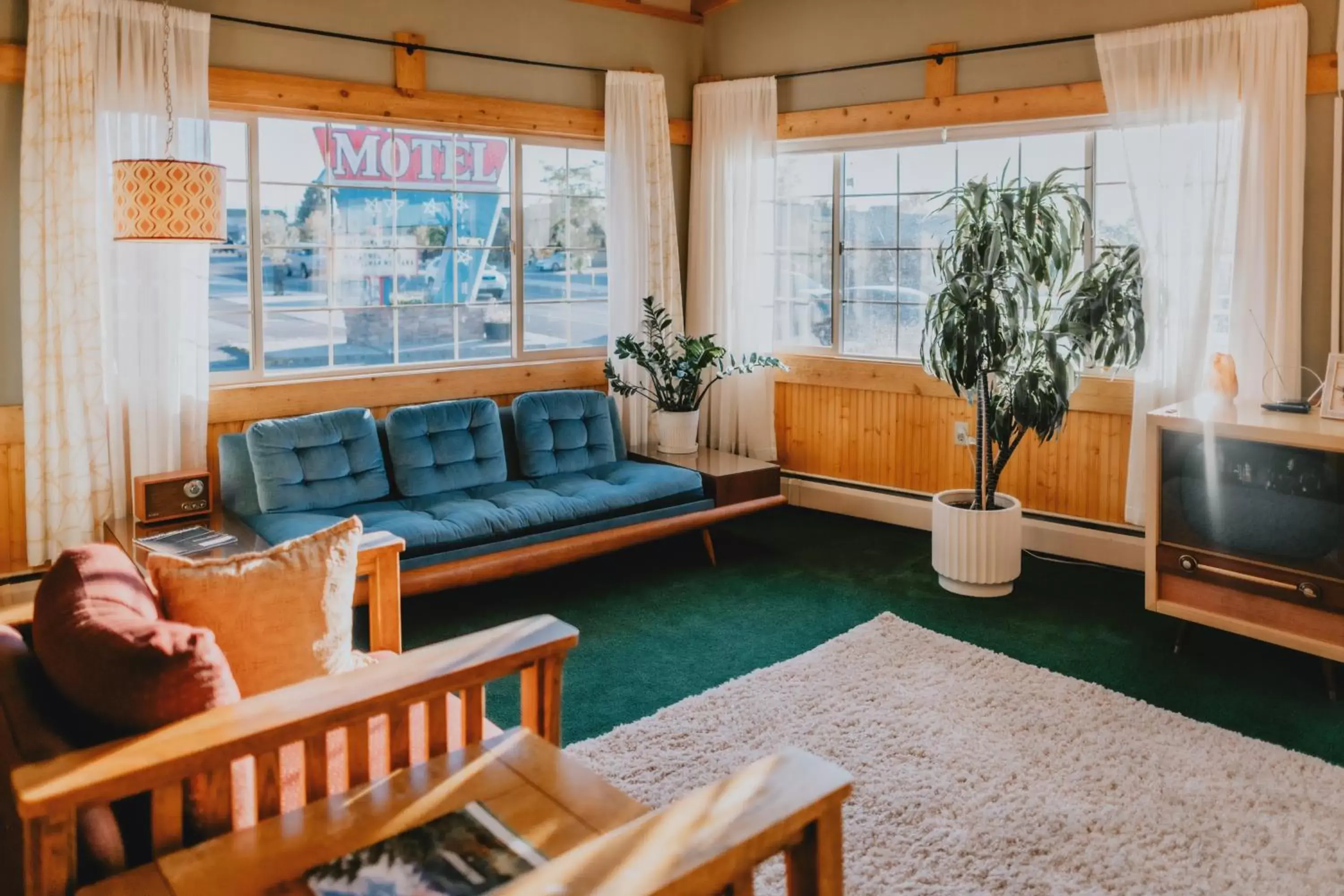 Communal lounge/ TV room in Sapphire Motel Midtown Bozeman