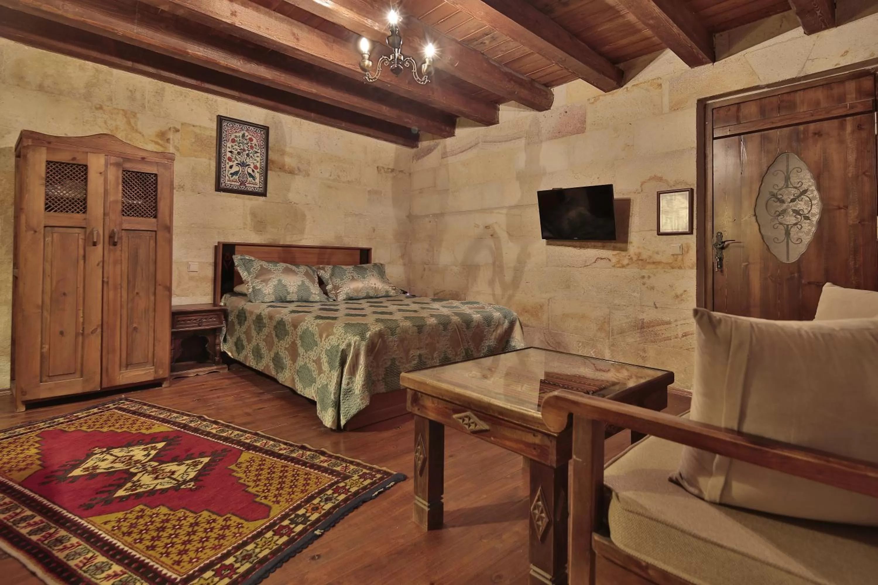 Photo of the whole room, Bed in Shoestring Cave House