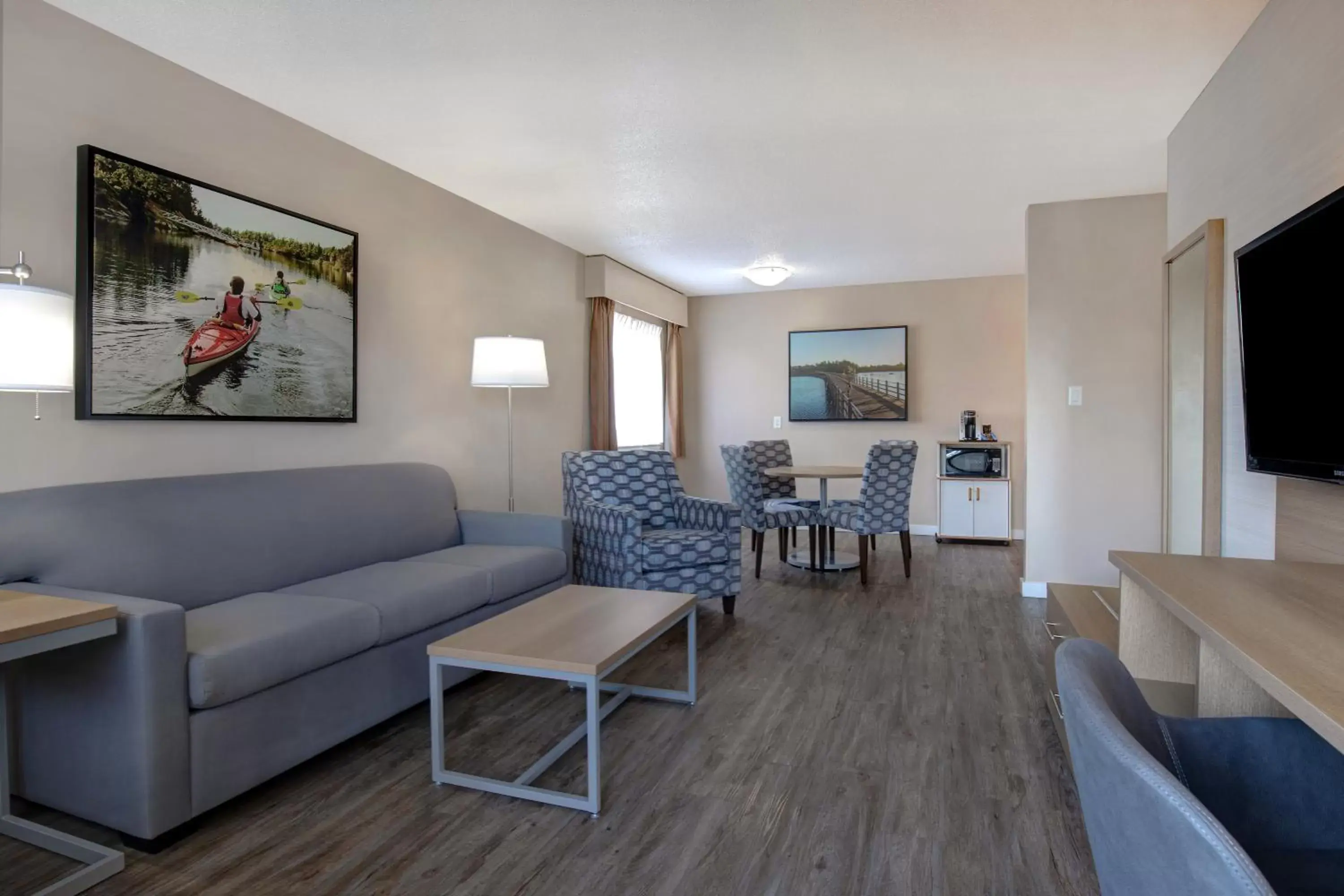 Living room, Seating Area in Days Inn by Wyndham Victoria Uptown