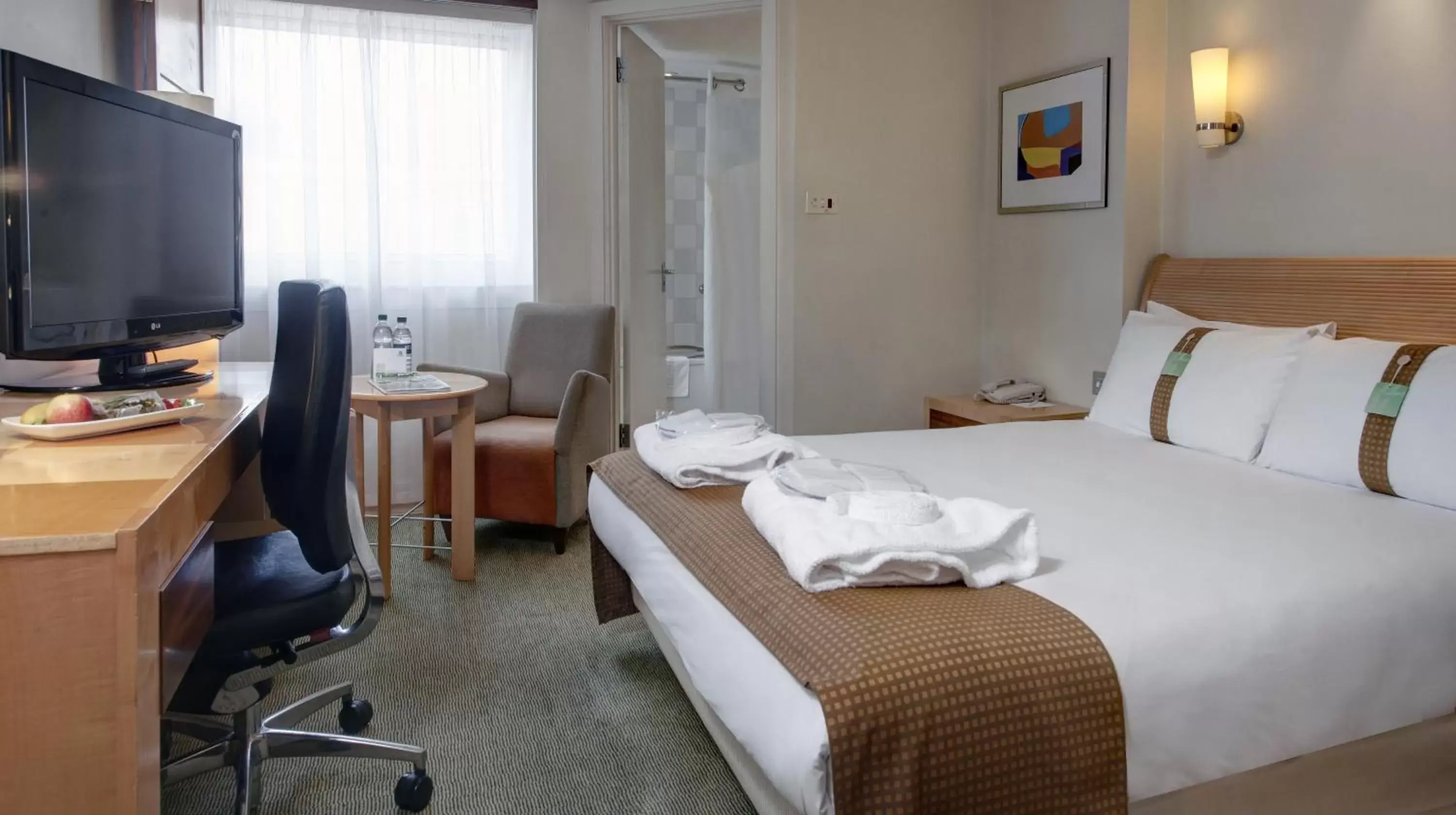 TV and multimedia, Bed in Holiday Inn Basingstoke, an IHG Hotel
