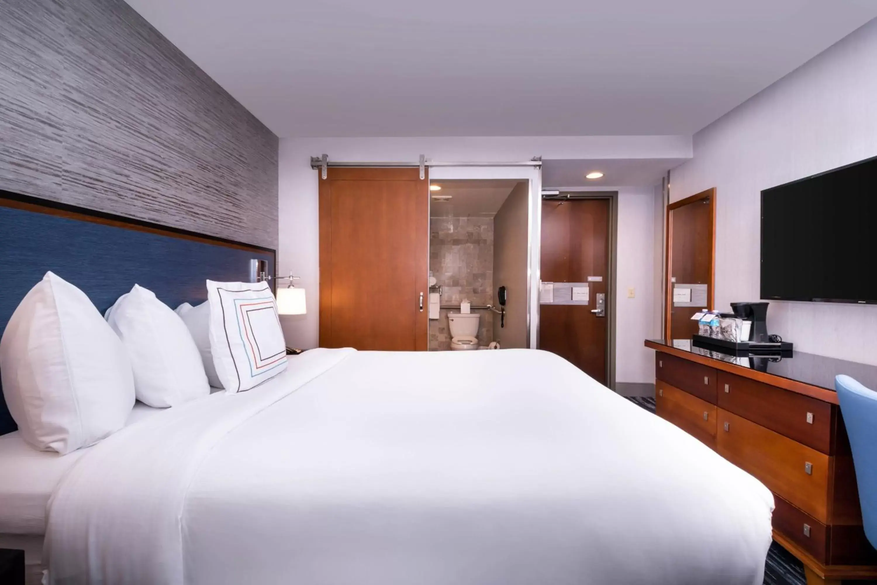 Photo of the whole room, Bed in Fairfield Inn & Suites By Marriott New York Manhattan/Times Square