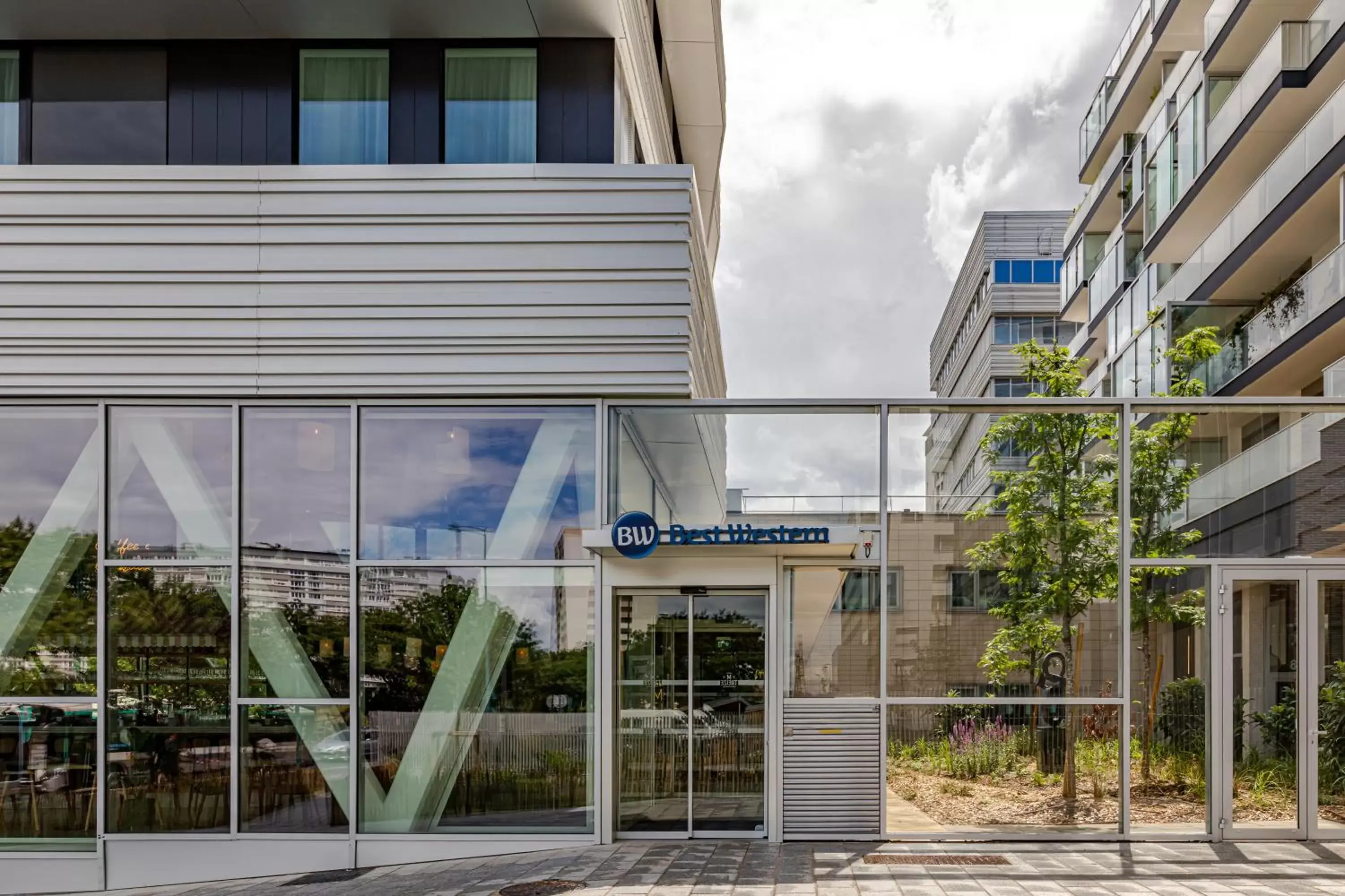 Property building in Best Western M-Treize Paris Asnieres Property building in Best Western M-Treize Paris Asnieres
