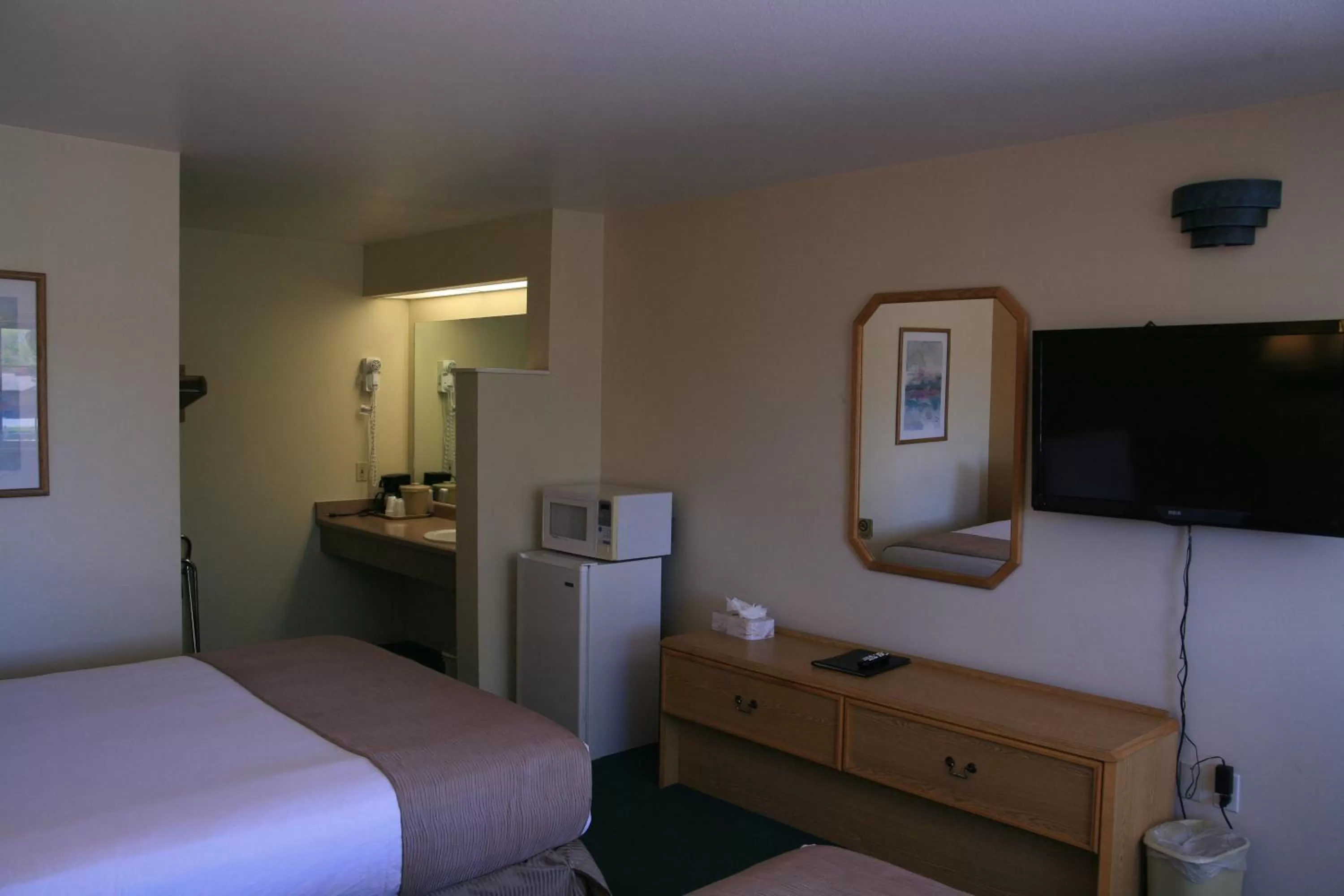 Photo of the whole room, Bed in Black Canyon Motel