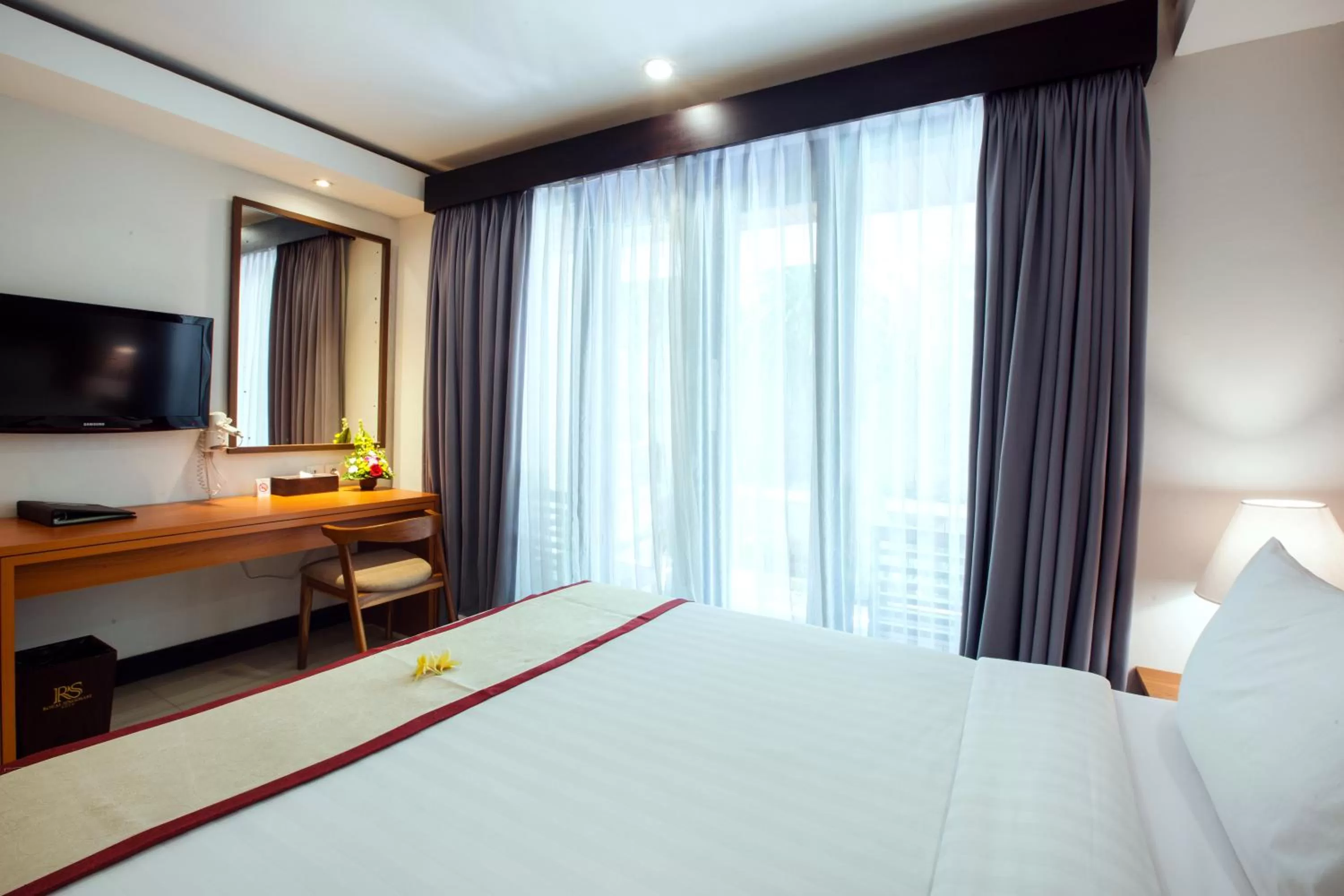 View (from property/room), Bed in Royal Regantris Kuta