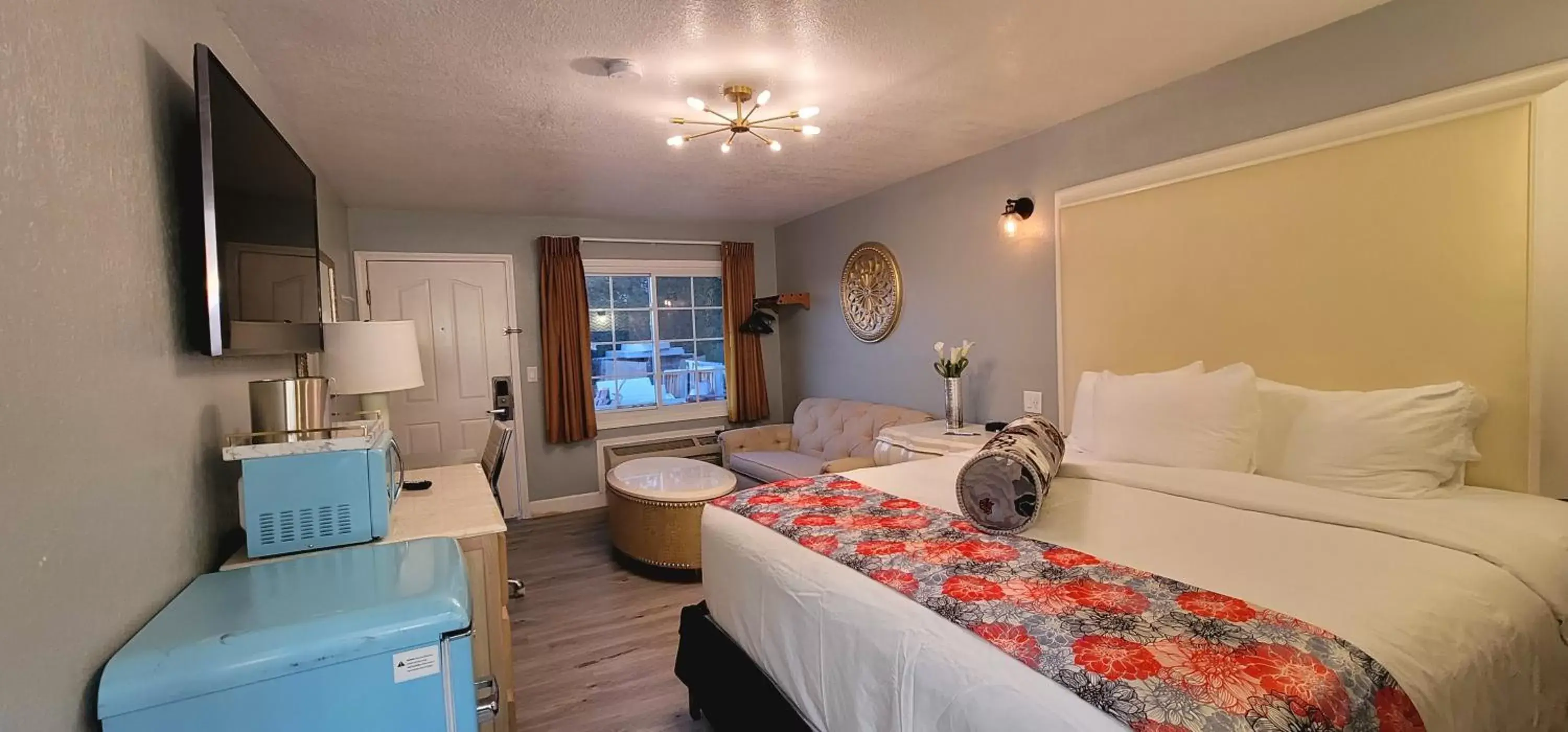 Bedroom in Dragonfly Inn & Suites