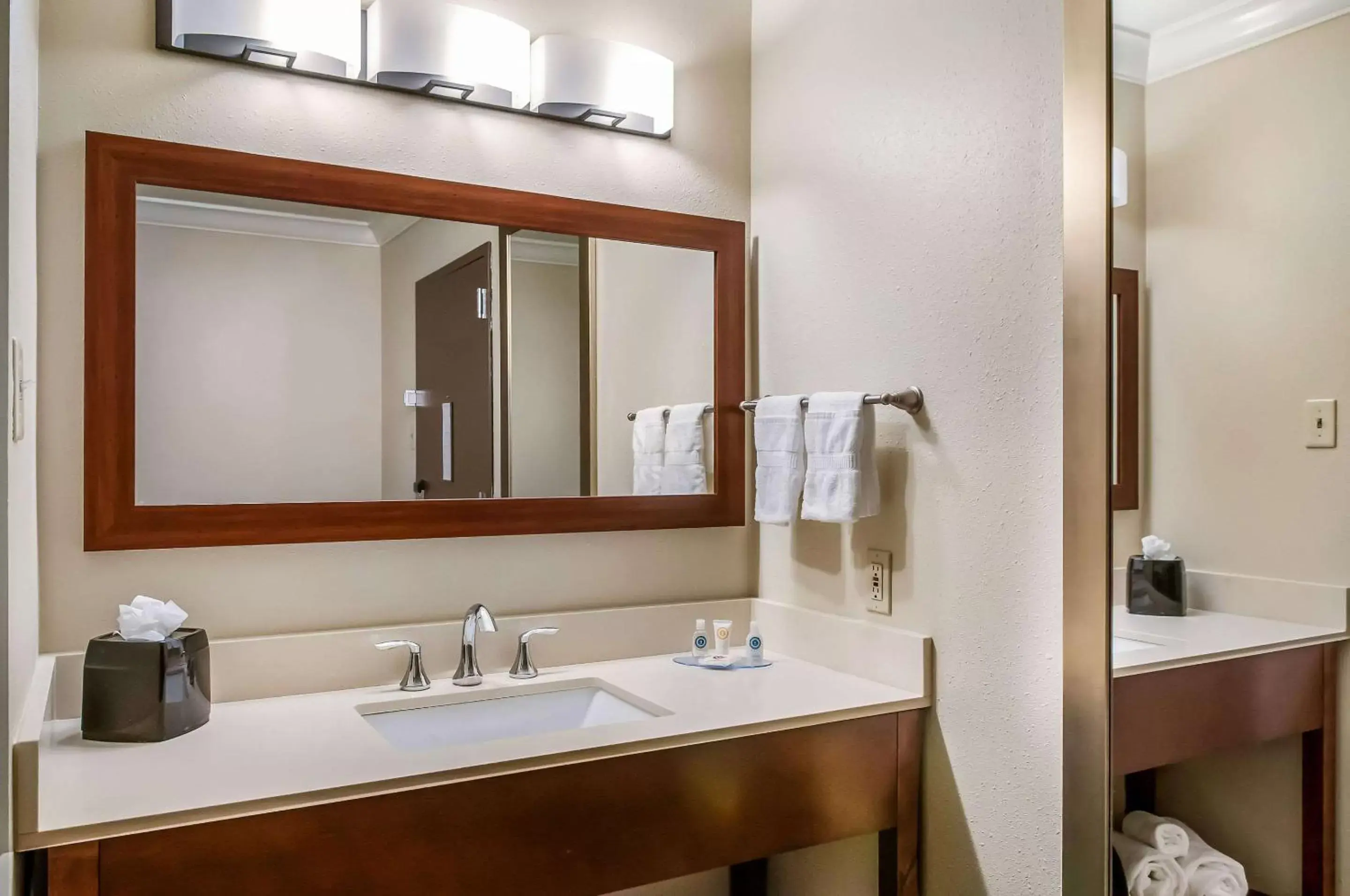 Bathroom in Comfort Inn & Suites At Copeland Tower