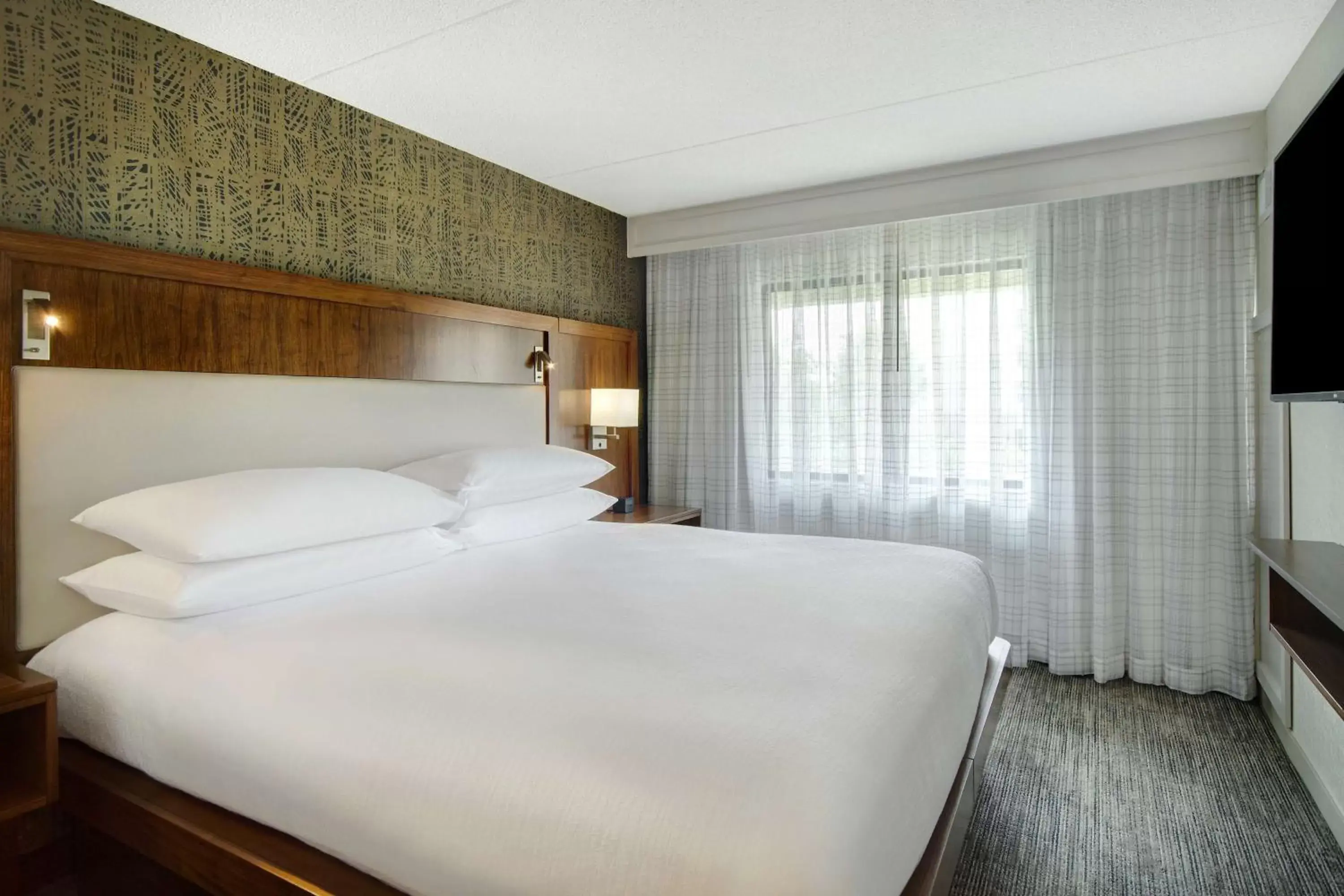 Bed in Embassy Suites by Hilton Detroit Metro Airport