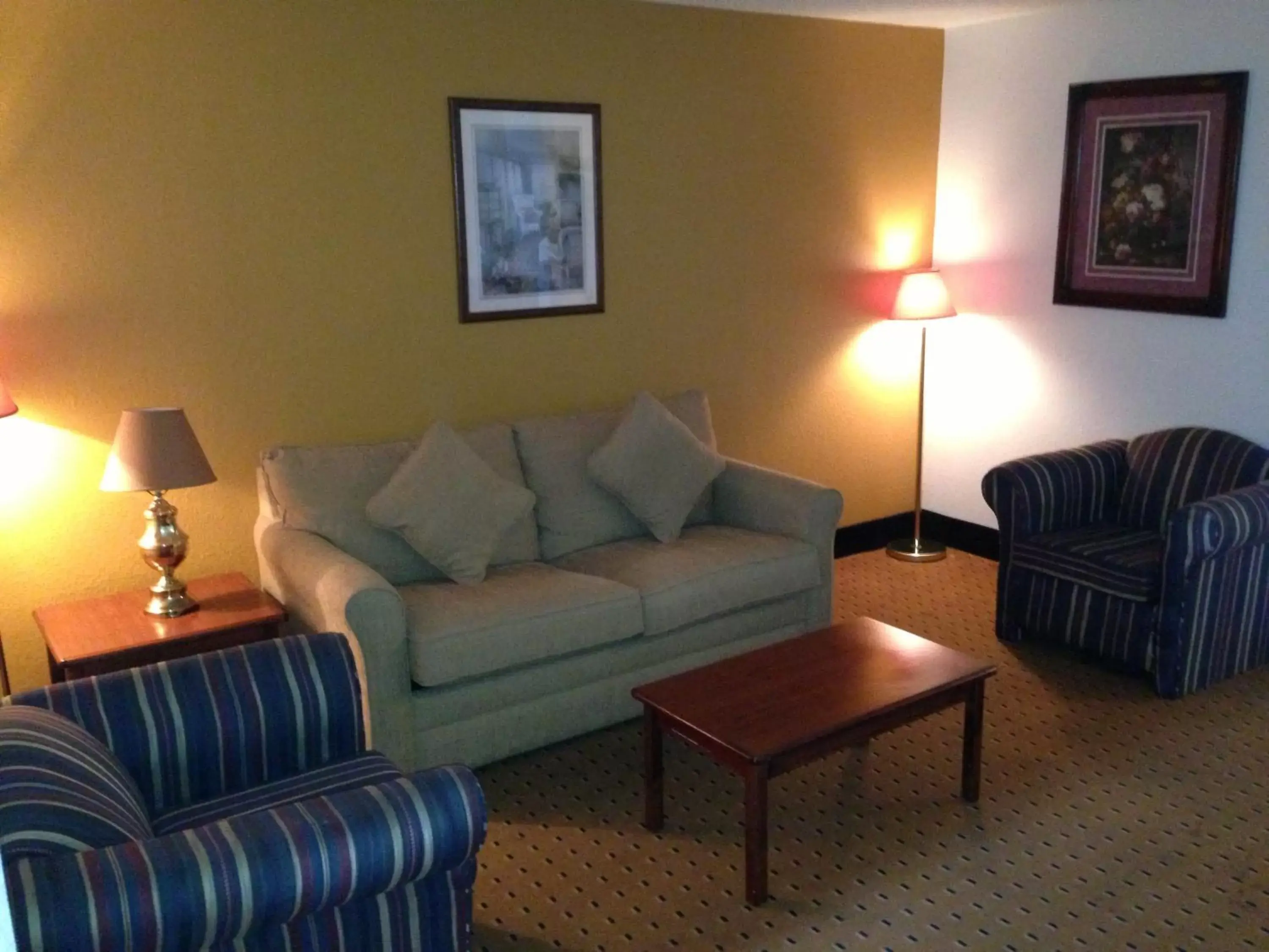 Living room, Seating Area in Brentwood Inn & Suites