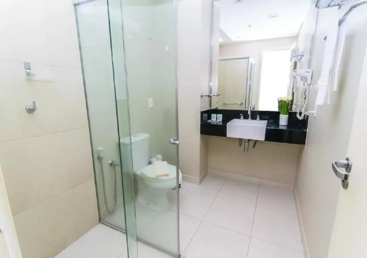 Bathroom in Hotel Nacional Inn Porto Alegre - by Nacional Inn - Próximo à Arena do Grêmio, Parque Harmonia e Réveillon na Orla do Guaíba Bathroom in Hotel Nacional Inn Porto Alegre - by Nacional Inn - Próximo à Arena do Grêmio, Parque Harmonia e Réveillon na Orla do Guaíba